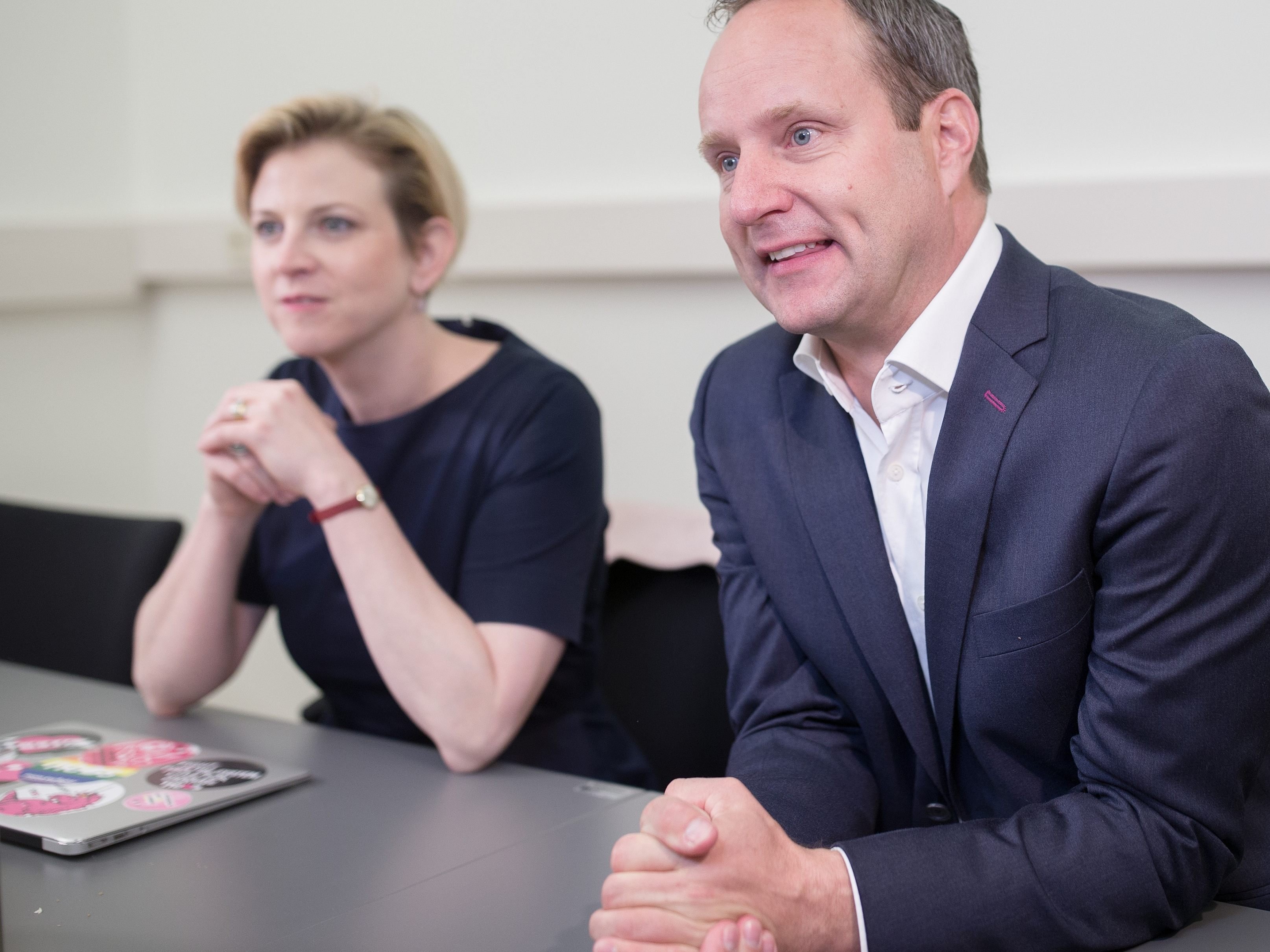 Der scheidende NEOS-Chef Matthias Strolz (r.) und die Wiener NEOS-Chefin Beate Meinl-Reisinger (l.). Der scheidende NEOS-Chef Matthias Strolz (r.) und die Wiener NEOS-Chefin Beate Meinl-Reisinger (l.).