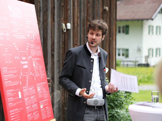 Michael Junginger (Marketingleitung Montafon Tourismus) stellte bei einer der vier interaktiven Stationen die neu erarbeitete Zielgruppendefinition im Tourismusleitbild vor. Michael Junginger (Marketingleitung Montafon Tourismus) stellte bei einer der vier interaktiven Stationen die neu erarbeitete Zielgruppendefinition im Tourismusleitbild vor.