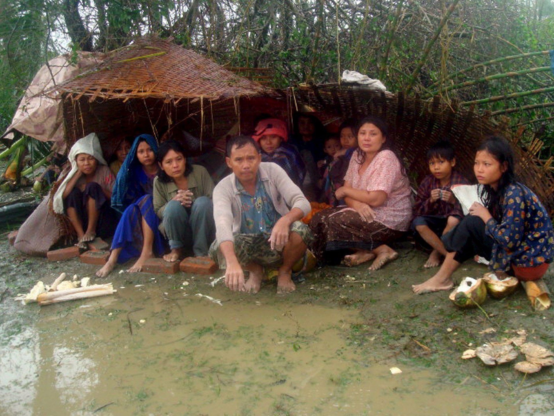 Obdachlose Menschen in Myanmar nach Wirbelsturm "Nargis" 2008. Obdachlose Menschen in Myanmar nach Wirbelsturm "Nargis" 2008.