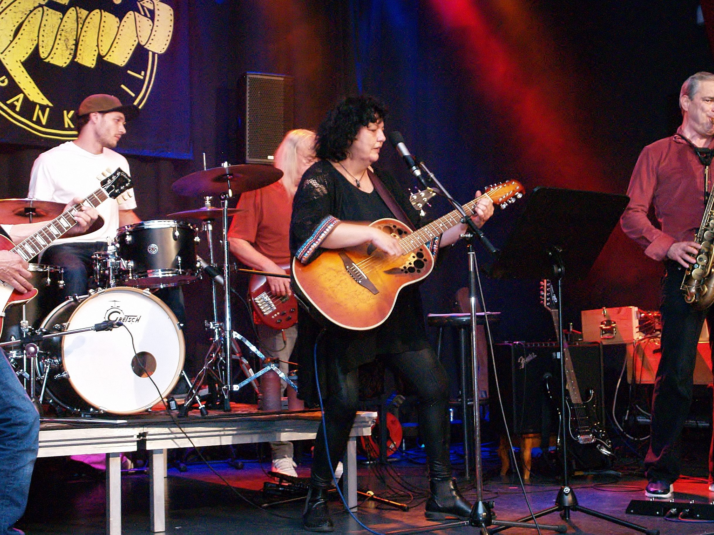 Frontfrau Alex Sutter und ihre Band begeisterten im Alten Kino. Frontfrau Alex Sutter und ihre Band begeisterten im Alten Kino.