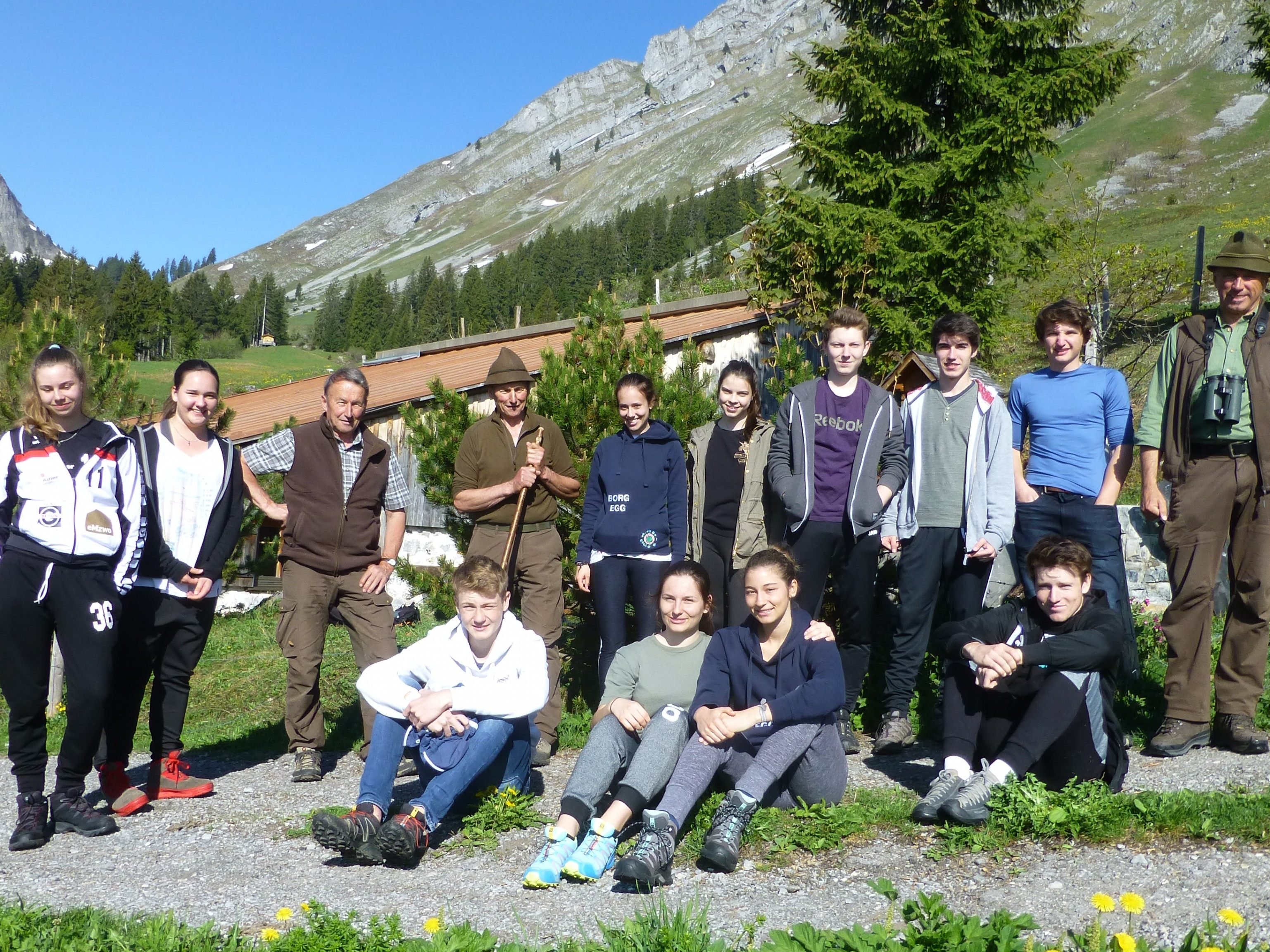 Spannende Exkursion von Egger Gymnasiasten mit den Jägern Hermann und Josef Rüf sowie dem Wildökologen Hubert Schatz. Spannende Exkursion von Egger Gymnasiasten mit den Jägern Hermann und Josef Rüf sowie dem Wildökologen Hubert Schatz.