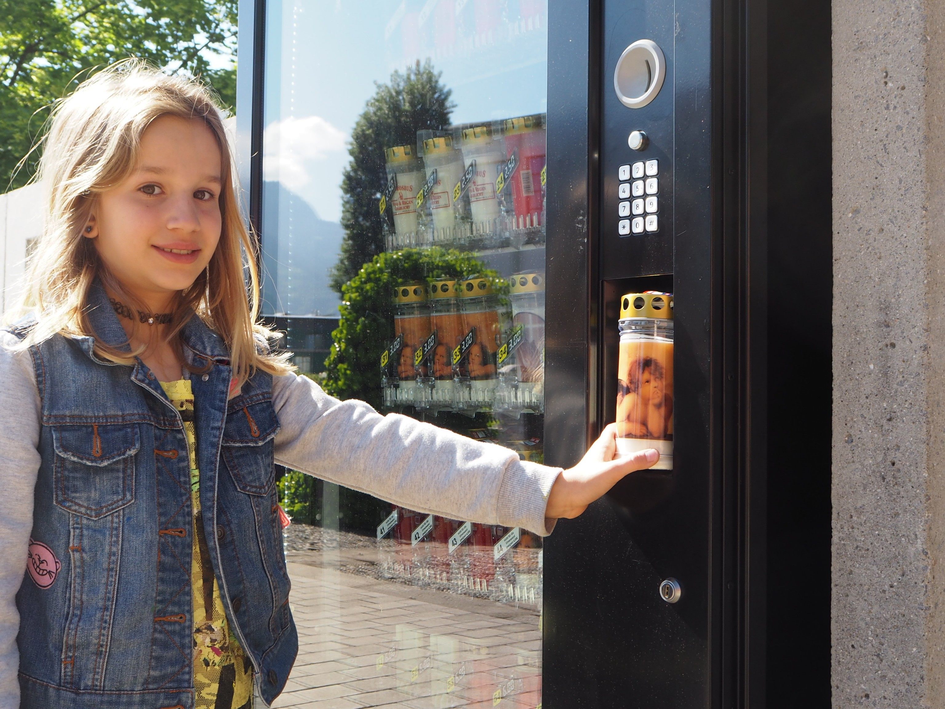 Theresa hat den Automat gleich getestet und eine Kerze für Opa geholt