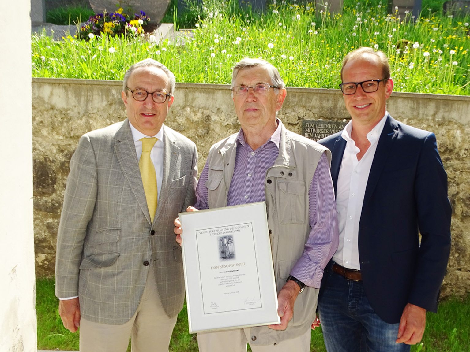 Yves Bollag (l.) und Bürgermeister Dieter Egger bedankten sich bei Adi Pleterski.