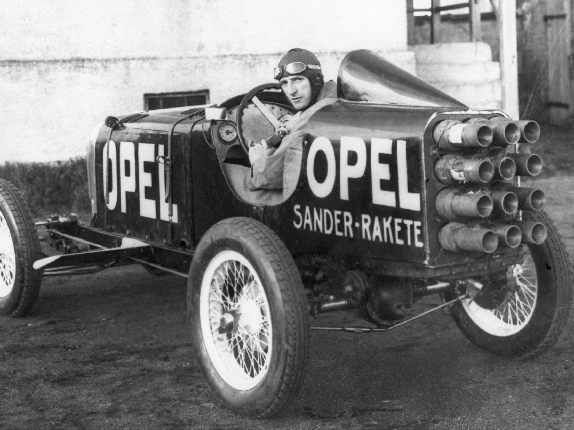 Das undatierte Werksbild zeigt den Opel-Konstrukteur und Rennfahrer Kurt Volkhart im Raketenwagen RAK 2. Das undatierte Werksbild zeigt den Opel-Konstrukteur und Rennfahrer Kurt Volkhart im Raketenwagen RAK 2.