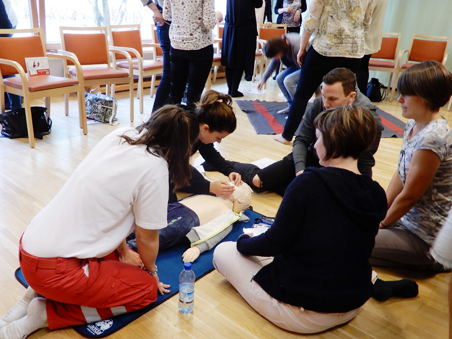Beatmung und Herzdruckmassage wurden an Säuglings - und Kleinkindpuppen geübt. Beatmung und Herzdruckmassage wurden an Säuglings - und Kleinkindpuppen geübt.