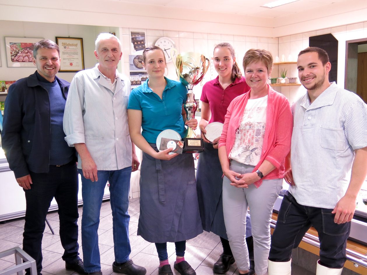 Das Team des Meistermetzgers Schlierenzauer freut sich mit Barbara, Petra und Jonas. Das Team des Meistermetzgers Schlierenzauer freut sich mit Barbara, Petra und Jonas.