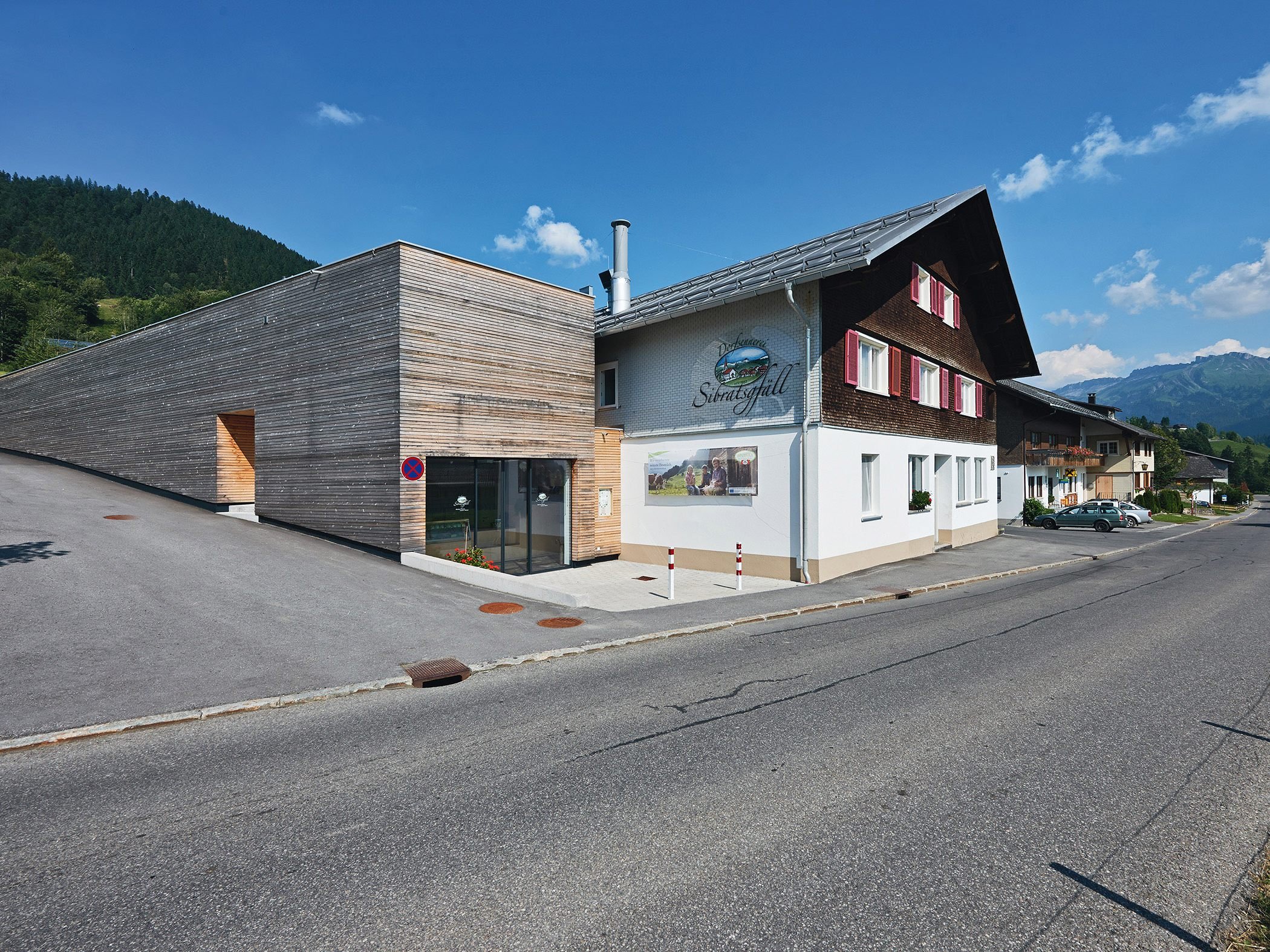 Die Bauern bringen die Milch selbst zur Sennerei, wo vom Sennpersonal täglich frische, hochwertige und naturbelassene Produkte aus Heumilch erzeugt werden. Die Bauern bringen die Milch selbst zur Sennerei, wo vom Sennpersonal täglich frische, hochwertige und naturbelassene Produkte aus Heumilch erzeugt werden.