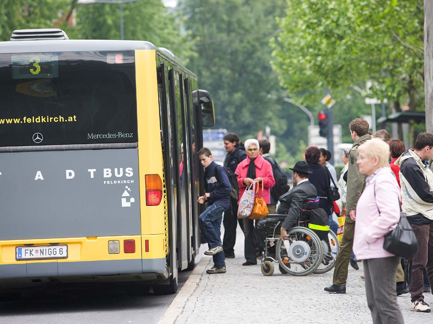 Der Bus prallte in eine Gartenmauer. Der Bus prallte in eine Gartenmauer.