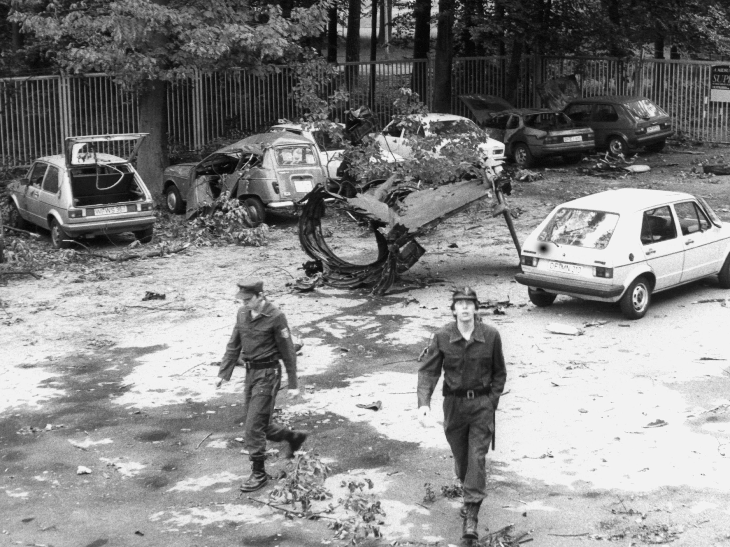 Bei einem Schaufliegen in Frankfurt stürzte ein kanadischer F-104 "Starfighter"-Kampfjet auf das Auto einer Pfarrersfamilie: sechs Tote. Bei einem Schaufliegen in Frankfurt stürzte ein kanadischer F-104 "Starfighter"-Kampfjet auf das Auto einer Pfarrersfamilie: sechs Tote.