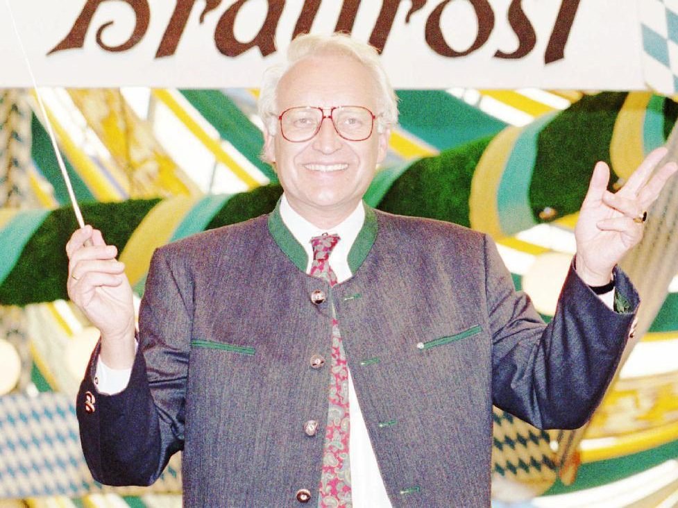 Edmund Stoiber, hier beim Oktoberfest 1994, wird am 28. Mai 1993 zum bayerischen Ministerpräsidenten gewählt. Edmund Stoiber, hier beim Oktoberfest 1994, wird am 28. Mai 1993 zum bayerischen Ministerpräsidenten gewählt.