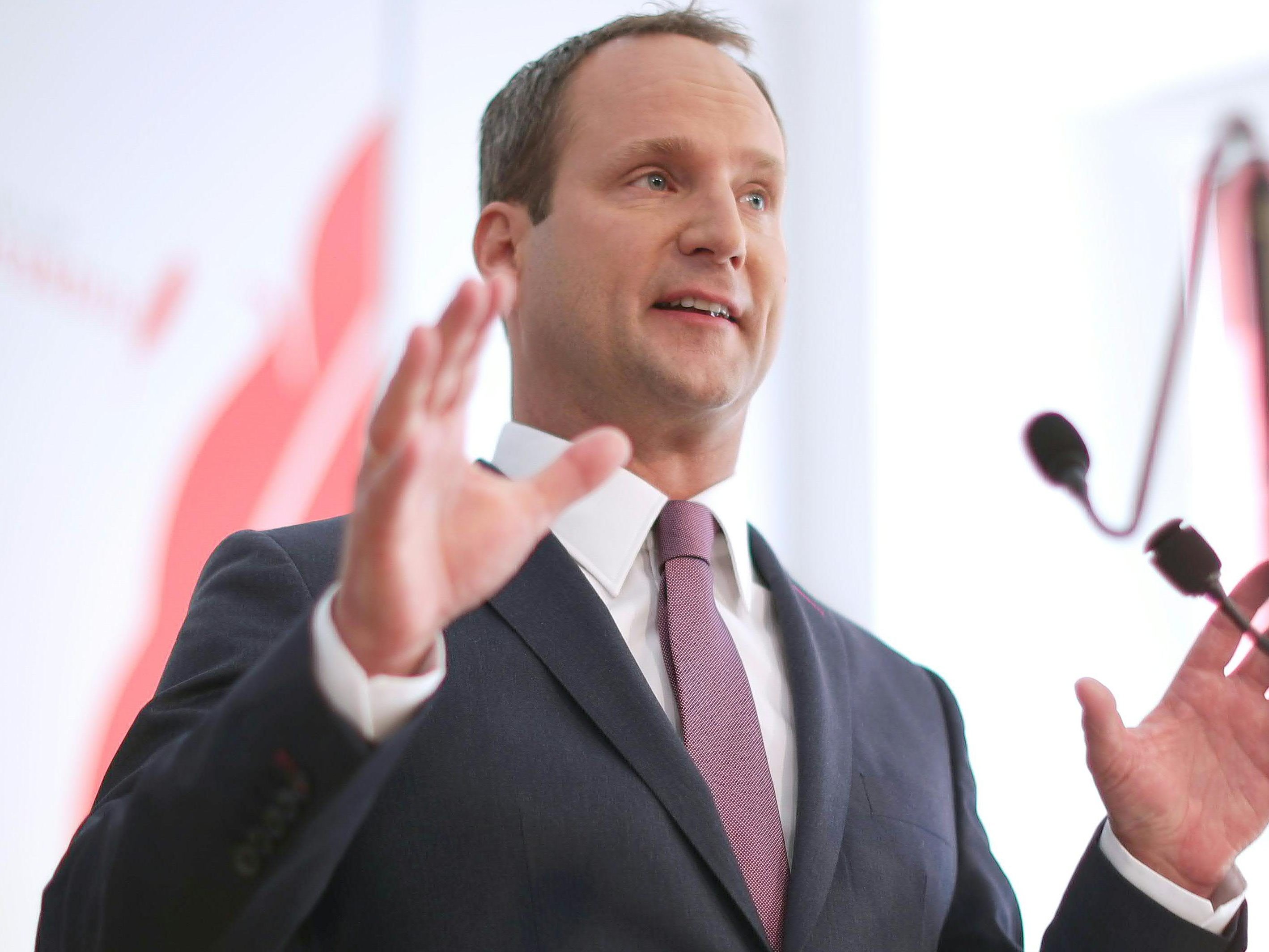 NEOS-Chef Matthias Strolz gab seinen Rücktritt aus der Politik bekannt. NEOS-Chef Matthias Strolz gab seinen Rücktritt aus der Politik bekannt.