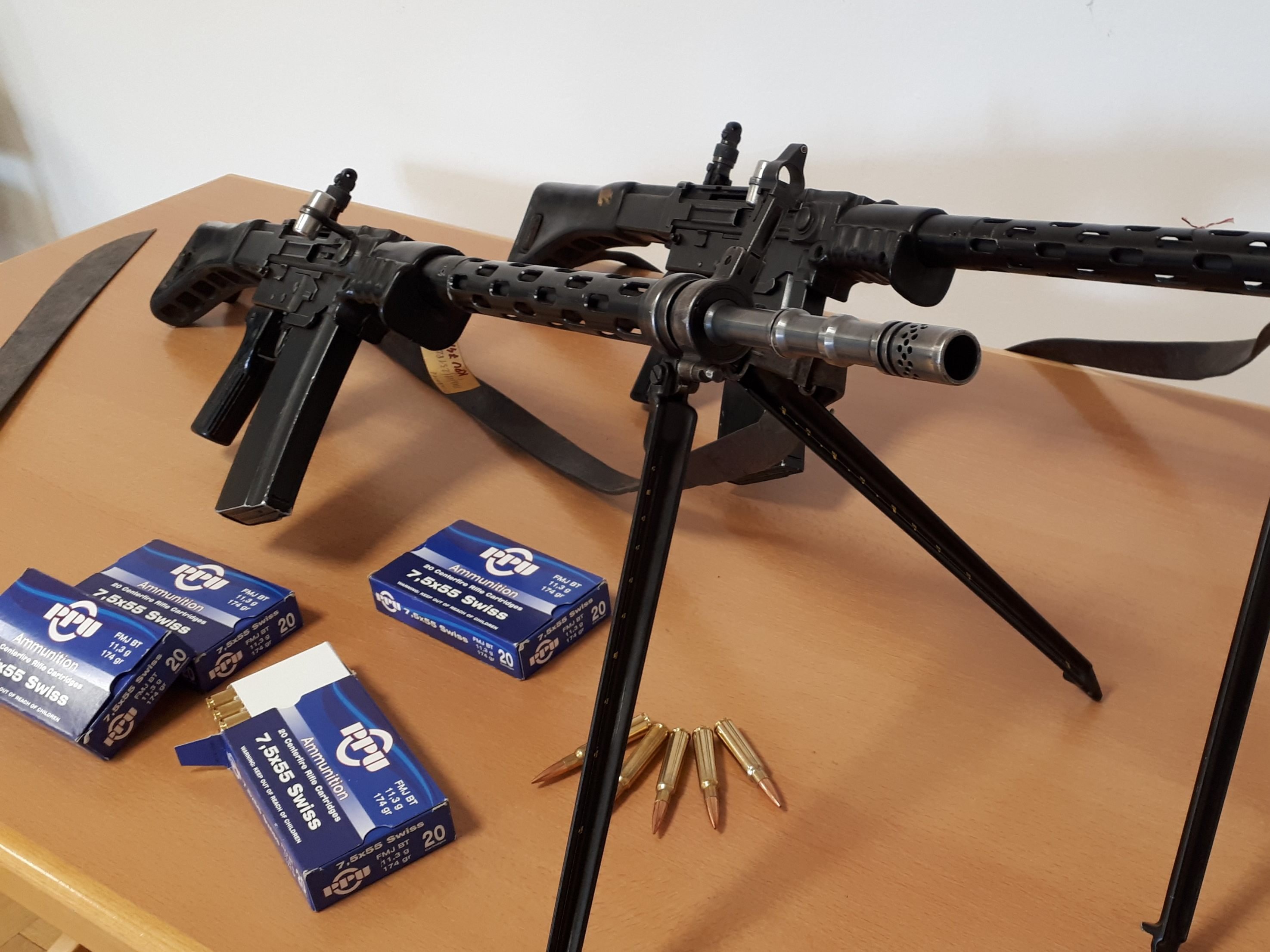 Mutmaßliche Haupttäter hatten sich wegen Schwierigkeiten mit Lieferant Sturmgewehre zum Selbstschutz besorgt. Mutmaßliche Haupttäter hatten sich wegen Schwierigkeiten mit Lieferant Sturmgewehre zum Selbstschutz besorgt.