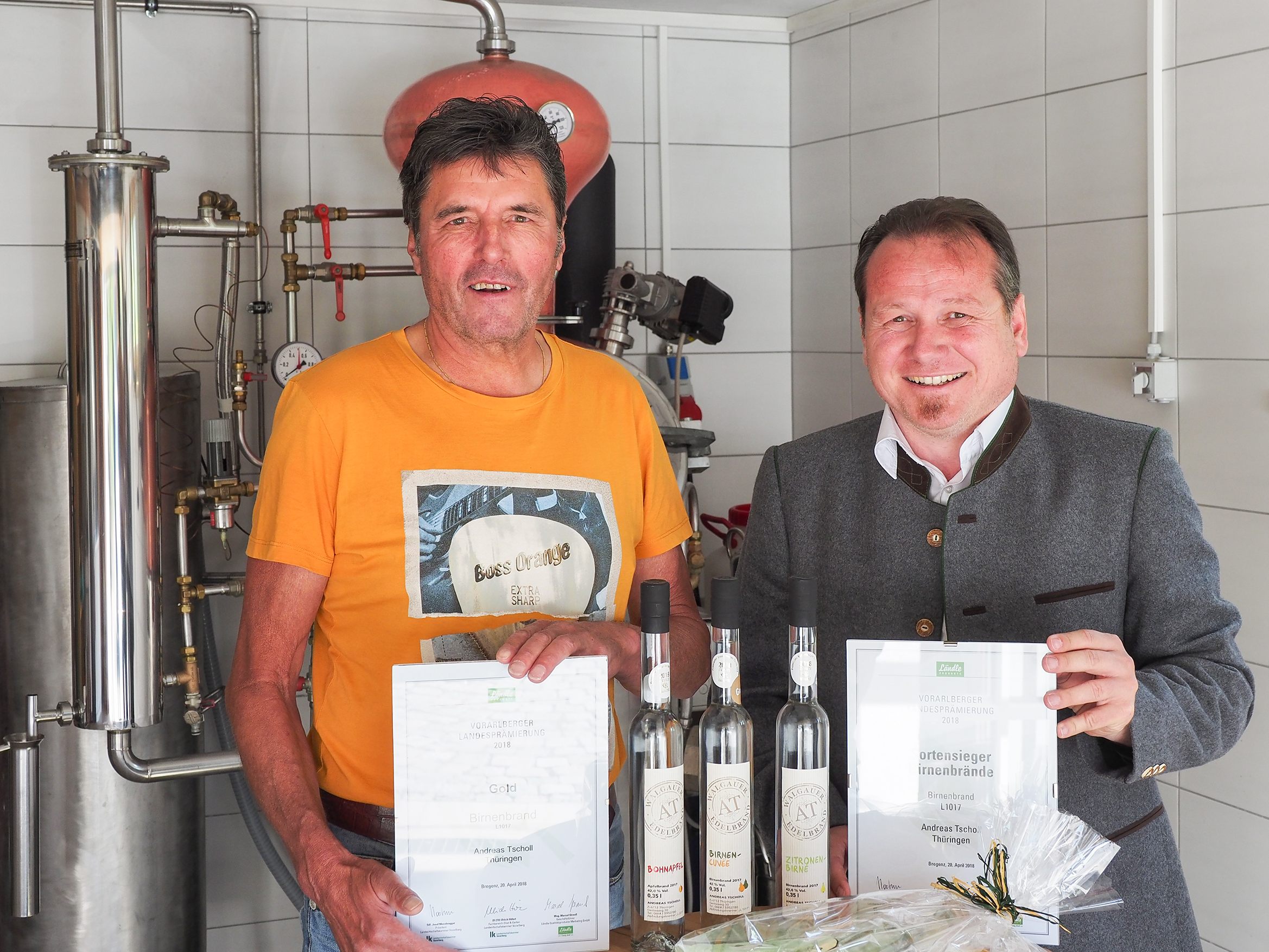 Bürgermeister Mag. Harald Witwer (re) gratulierte dem Thüringer Meisterbrenner Andy Tscholl. Bürgermeister Mag. Harald Witwer (re) gratulierte dem Thüringer Meisterbrenner Andy Tscholl.