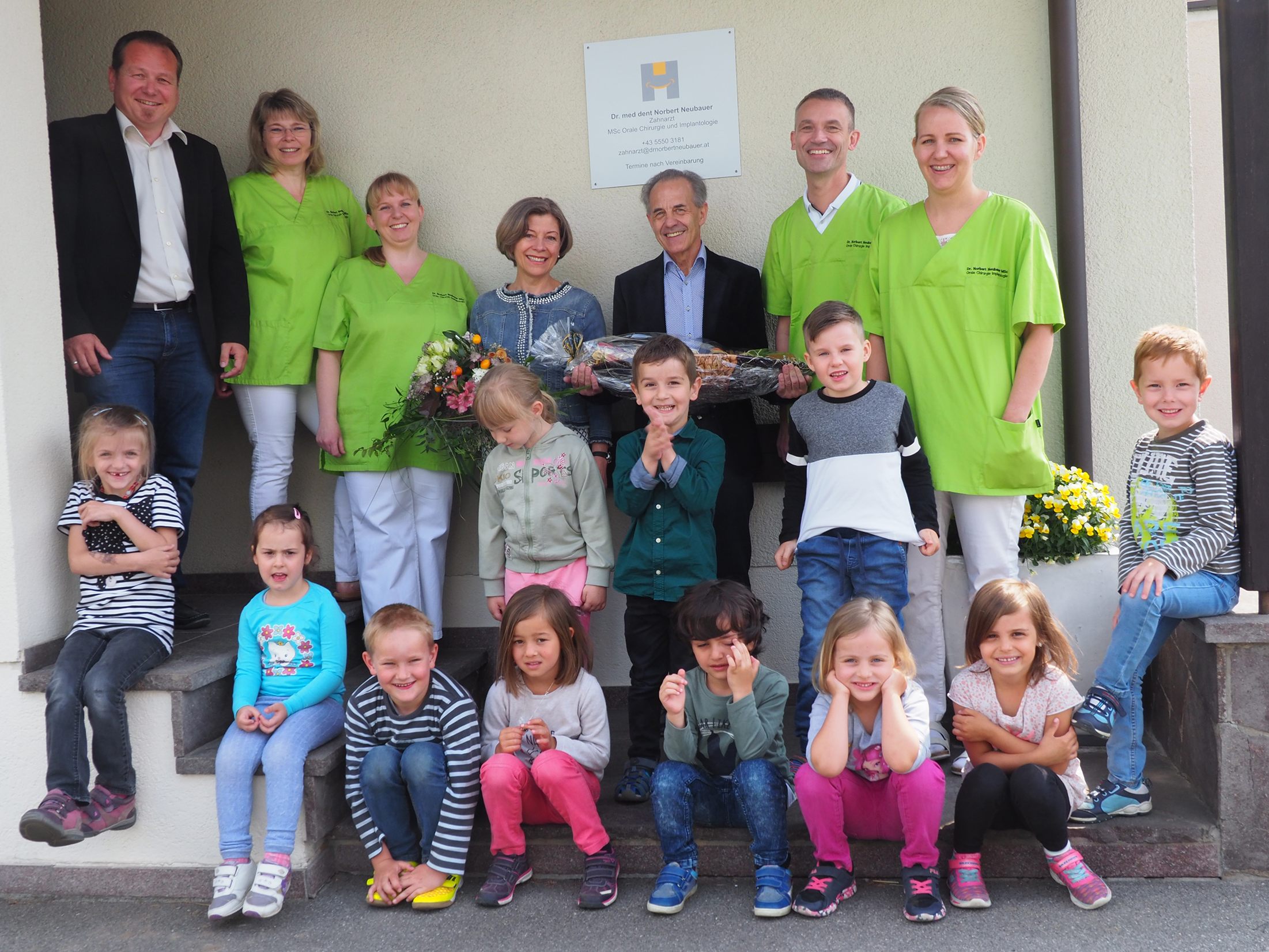 1)	Kindergartenkinder und Bürgermeister Mag. Harald Witwer bedankten sich bei Dr. Erich und Harriet Haisjackl und hießen den neuen Zahnarzt Dr. Norbert Neubauer willkommen.