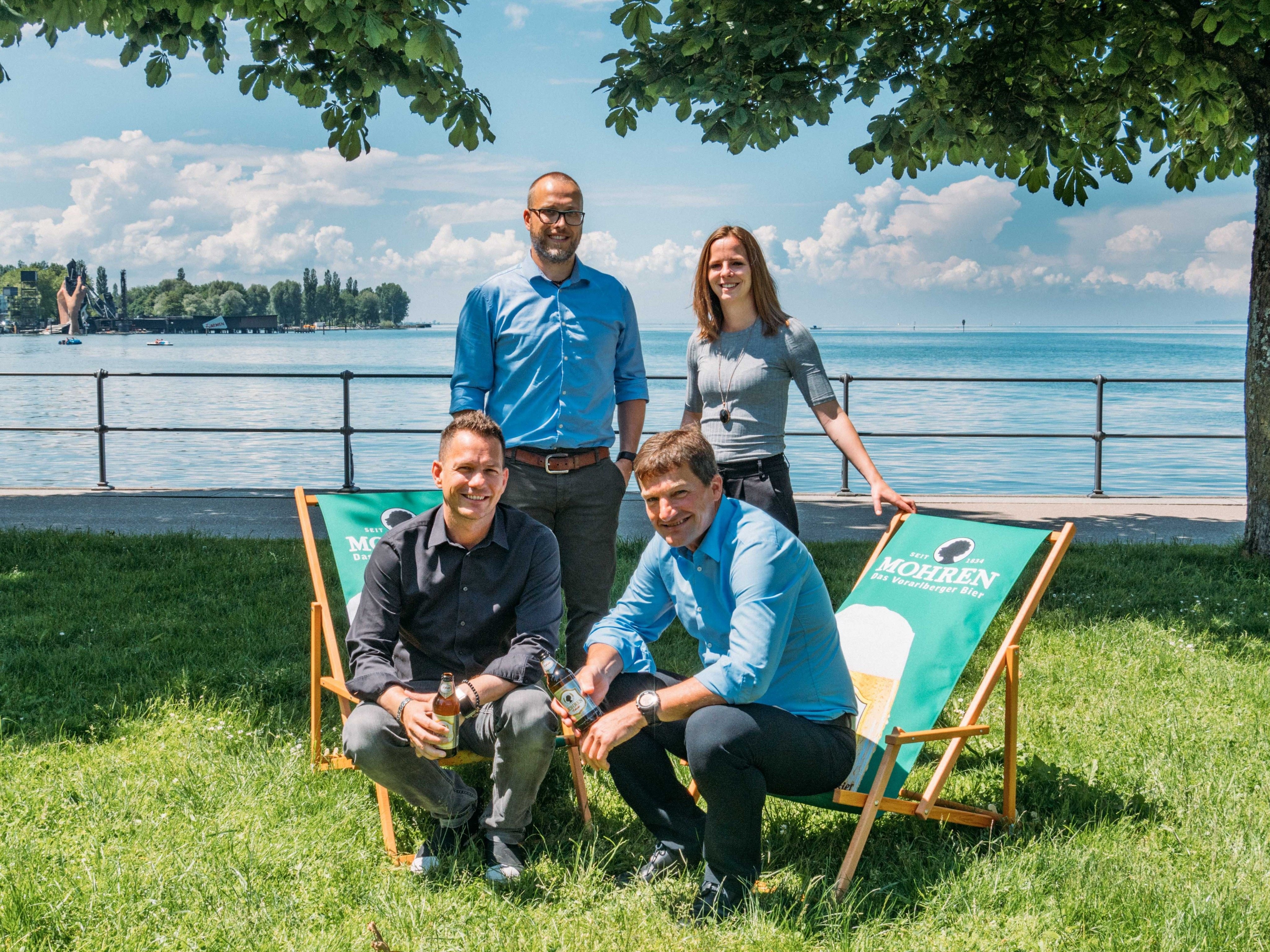 1. Reihe, v.l.n.r.: Robert S. Salant (GF Bregenz Tourismus & Stadtmarketing GmbH), Heinz Huber (GF Mohrenbrauerei Vertriebs KG) 2. Reihe, v.l.n.r.: Bernd Marte (Leitung Marketing, Mohrenbrauerei Vertriebs KG), Theresa Kalb (Veranstaltungsmanagement, Bregenz Tourismus & Stadtmarketing GmbH