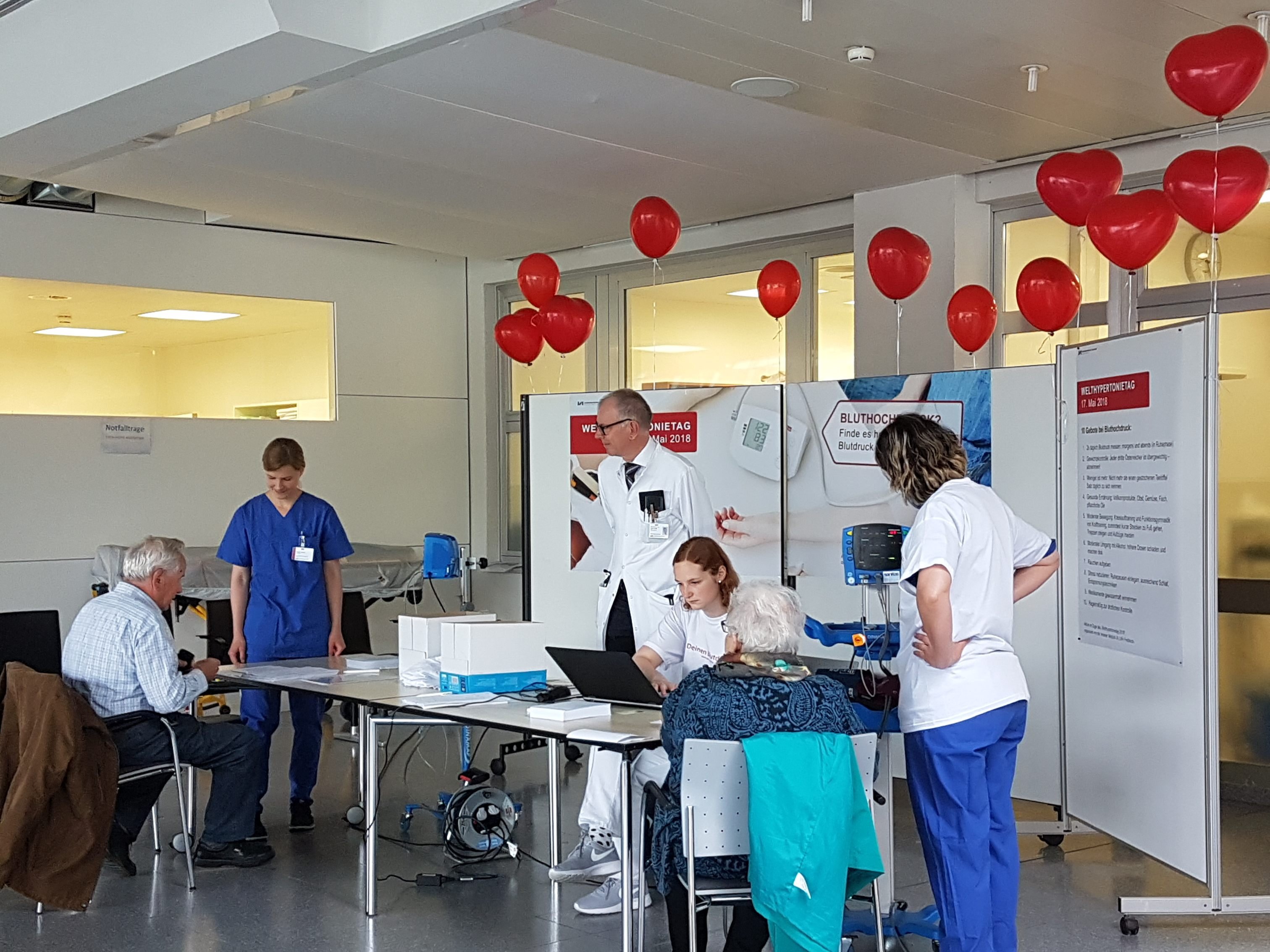 Die Aktion im LKH Feldkirch am Tag des Bluthochdrucks wurde gut angenommen. Am 17. Mai 2018 hatten alle Personen über 18 Jahre, die ins LKH Feldkirch kamen, die Möglichkeit, sich den Blutdruck messen zu lassen und sich über die eigenen Werte zu informieren. Die Aktion im LKH Feldkirch am Tag des Bluthochdrucks wurde gut angenommen. Am 17. Mai 2018 hatten alle Personen über 18 Jahre, die ins LKH Feldkirch kamen, die Möglichkeit, sich den Blutdruck messen zu lassen und sich über die eigenen Werte zu informieren.