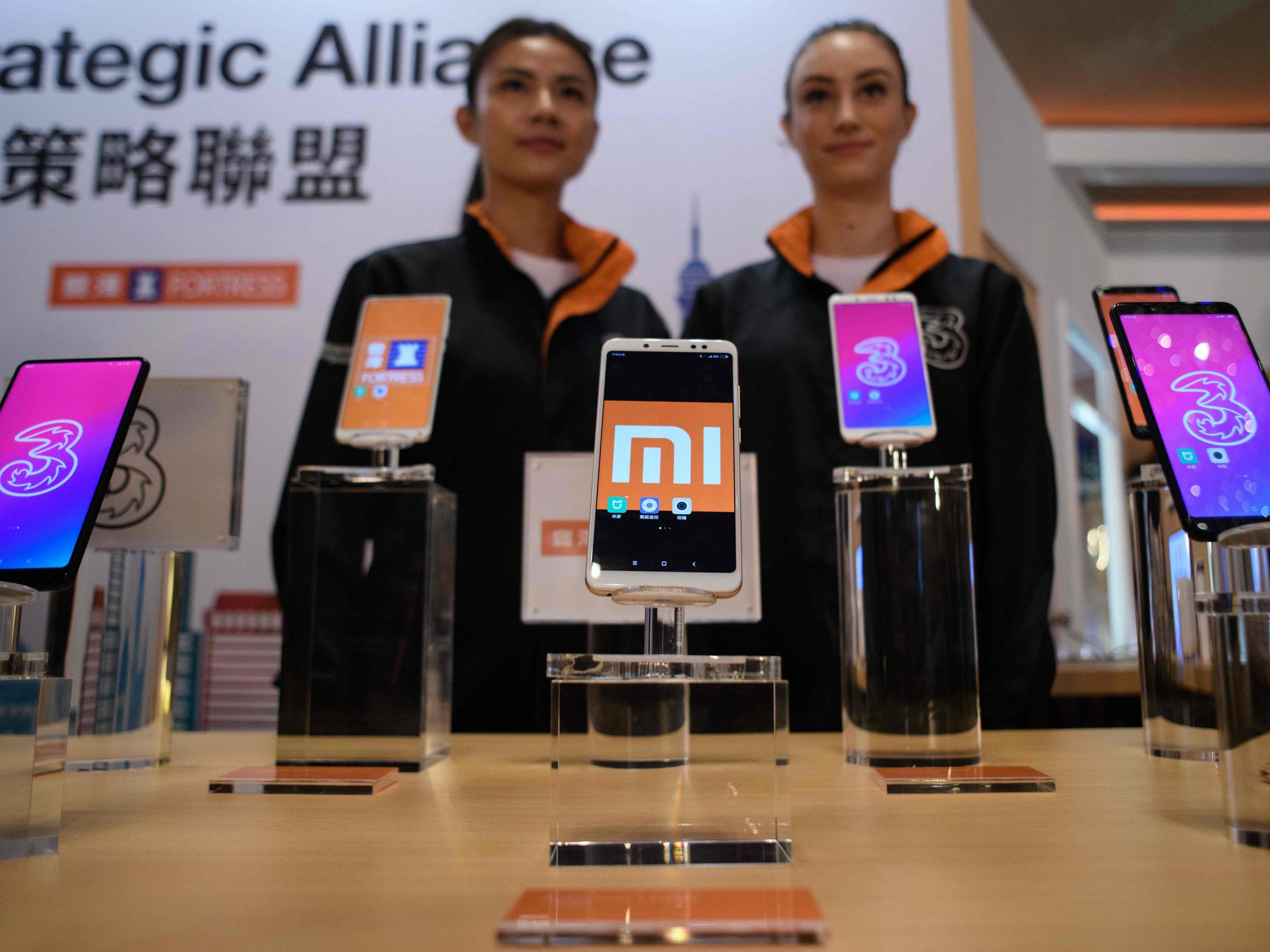 Drei wird ab Mitte Mai auch Smartphones von Xiaomi in seinen Shops anbieten. Drei wird ab Mitte Mai auch Smartphones von Xiaomi in seinen Shops anbieten.