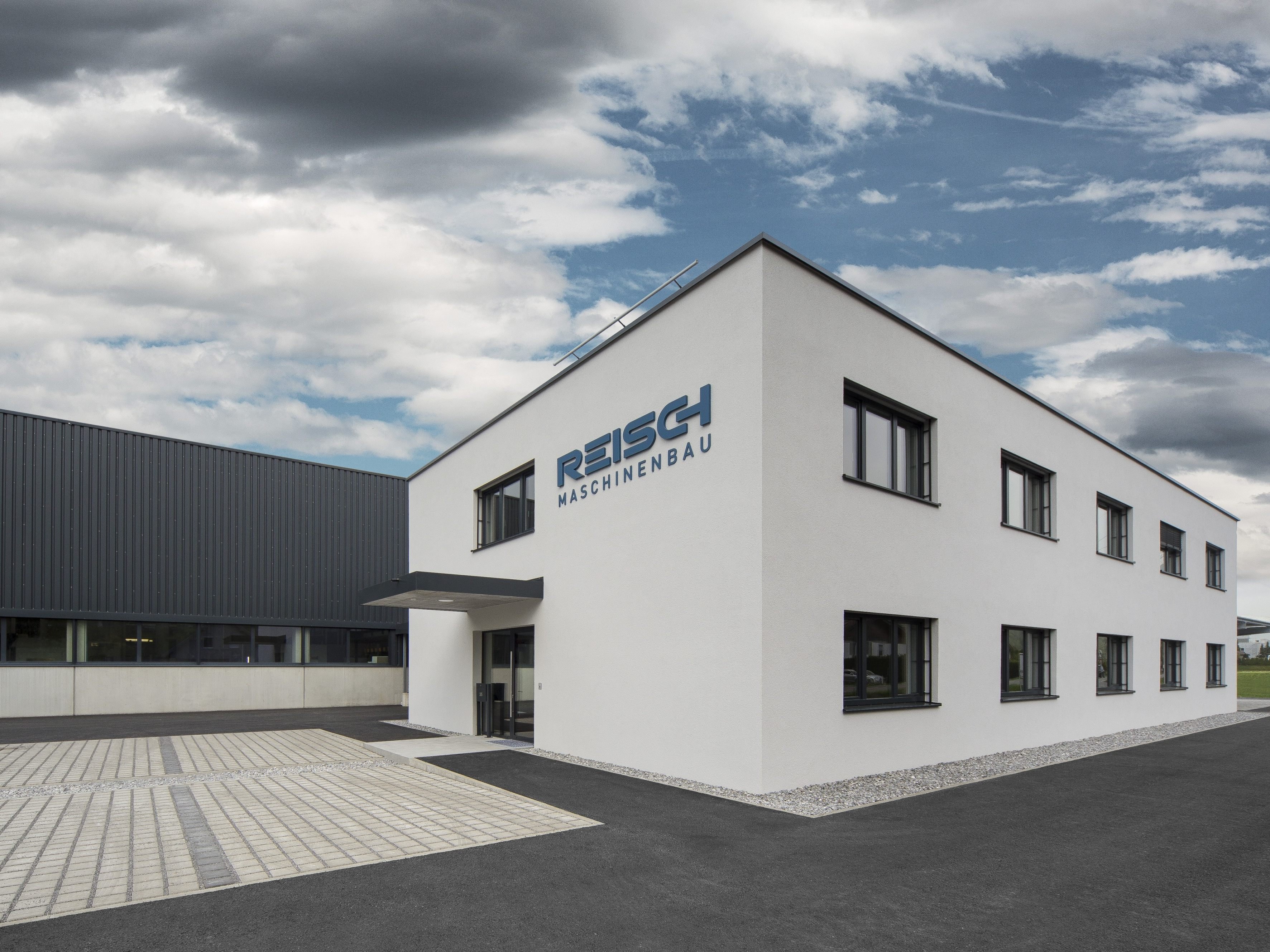 Mit der Errichtung der neuen Reisch-Firmenzentrale durch i+R Industrie- & Gewerbebau konnten die Unternehmensbereiche am Standort im Industriegebiet Frastanz zusammengeführt werden. Mit der Errichtung der neuen Reisch-Firmenzentrale durch i+R Industrie- & Gewerbebau konnten die Unternehmensbereiche am Standort im Industriegebiet Frastanz zusammengeführt werden.