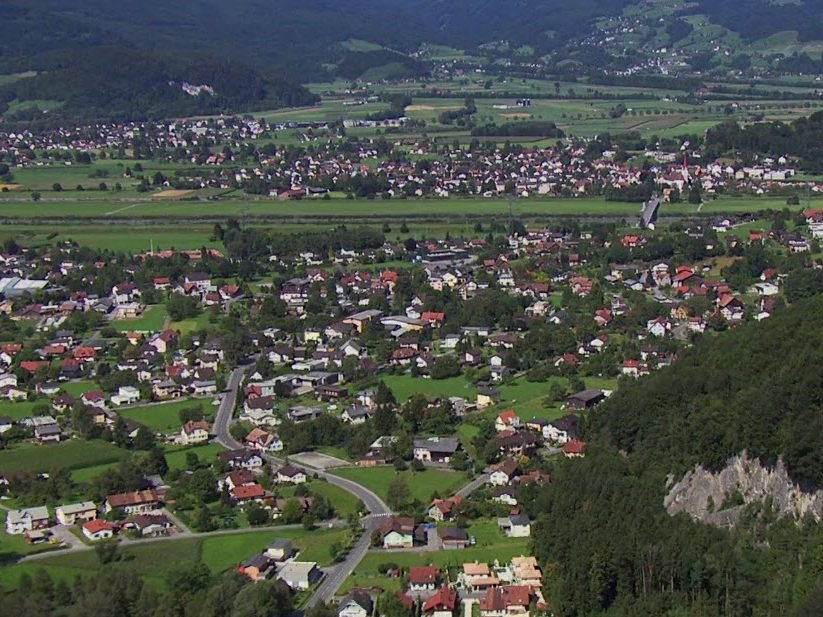 Schlitzten die Reifen von 15 Pkw auf, schlugen Autoscheiben ein und beschädigten drei Klimageräte