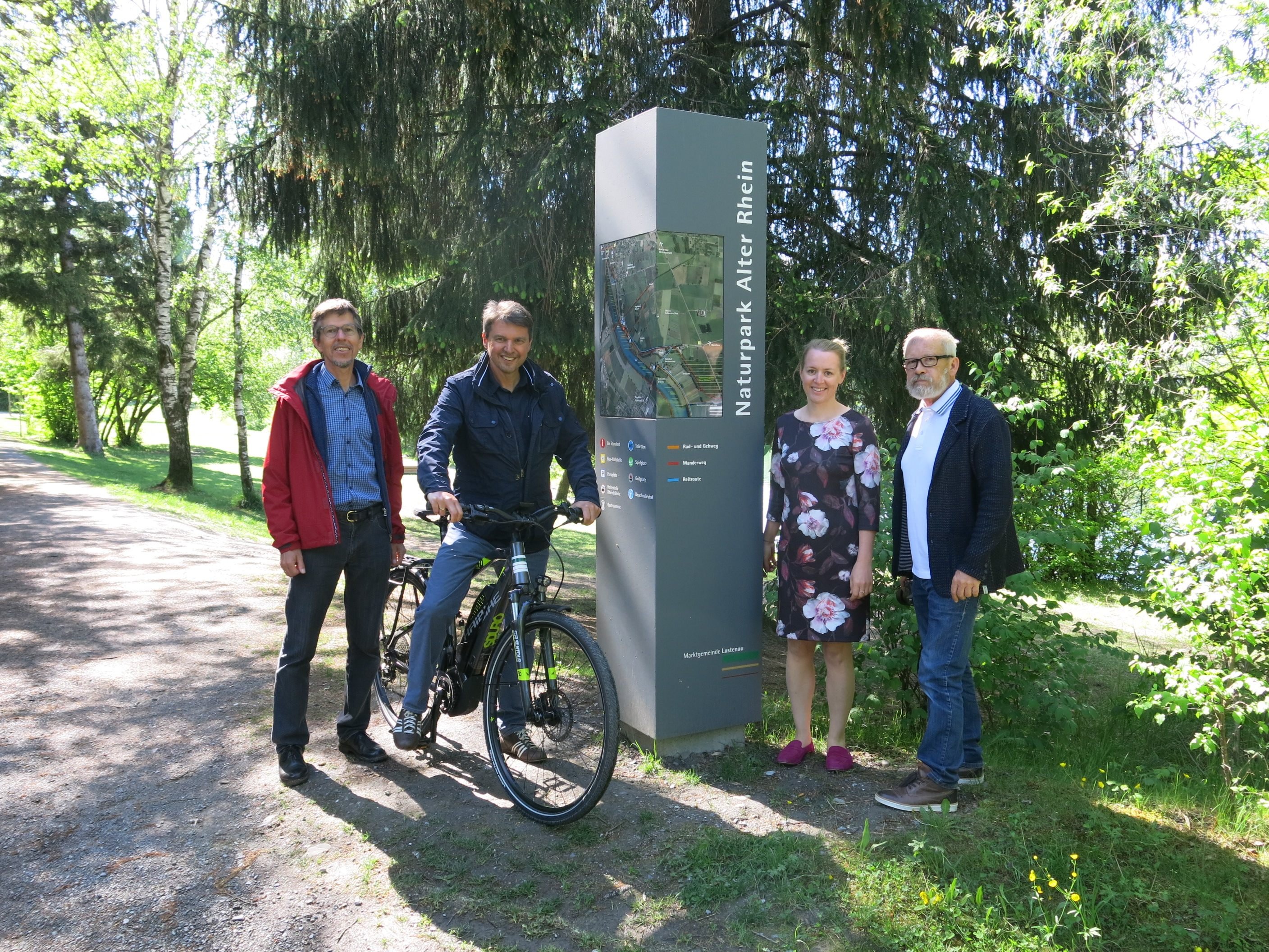 Rudi Alge, Leiter der Umweltabteilung, Bürgermeister Kurt Fischer, Umweltreferentin Christine Bösch-Vetter und Grafiker Roland Schuster machten einen Lokalaugenschein vom frisch fertiggestellten Infosystems im Naturpark Alter Rhein. Rudi Alge, Leiter der Umweltabteilung, Bürgermeister Kurt Fischer, Umweltreferentin Christine Bösch-Vetter und Grafiker Roland Schuster machten einen Lokalaugenschein vom frisch fertiggestellten Infosystems im Naturpark Alter Rhein.