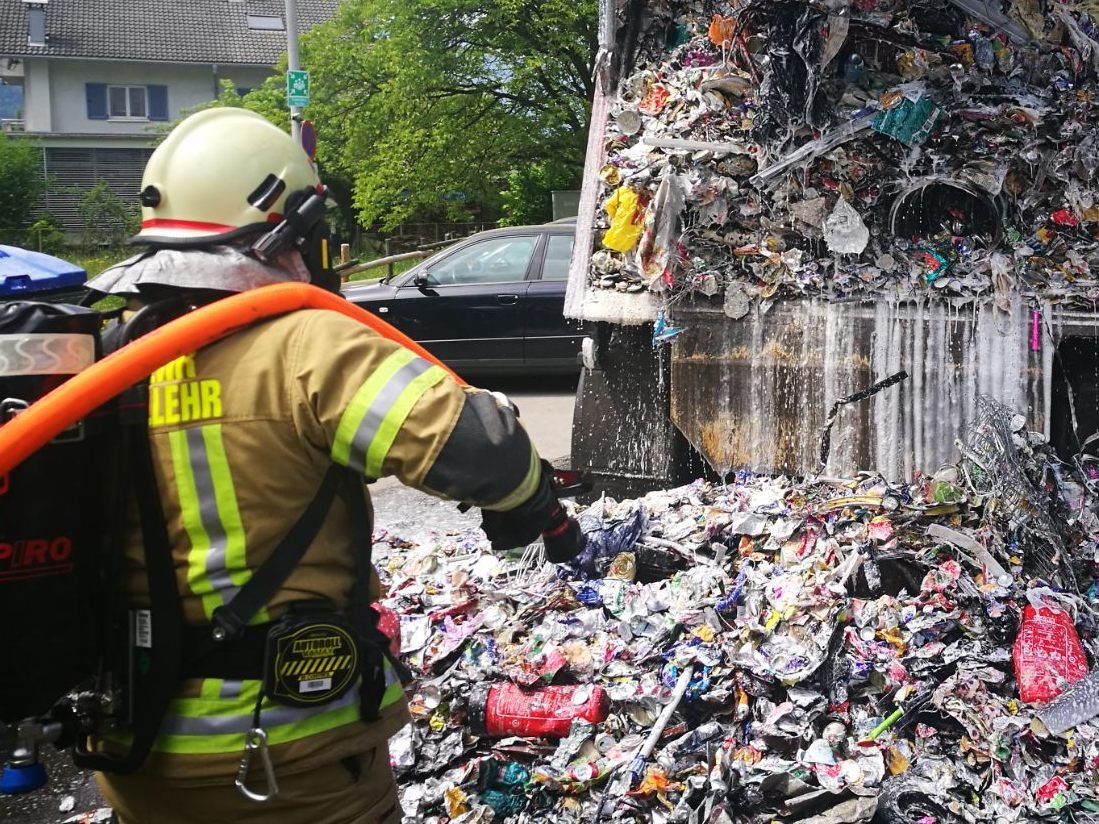 Das Feuer brach aus bislang unbekannte Ursache im Laderaum des Müllwagens aus.