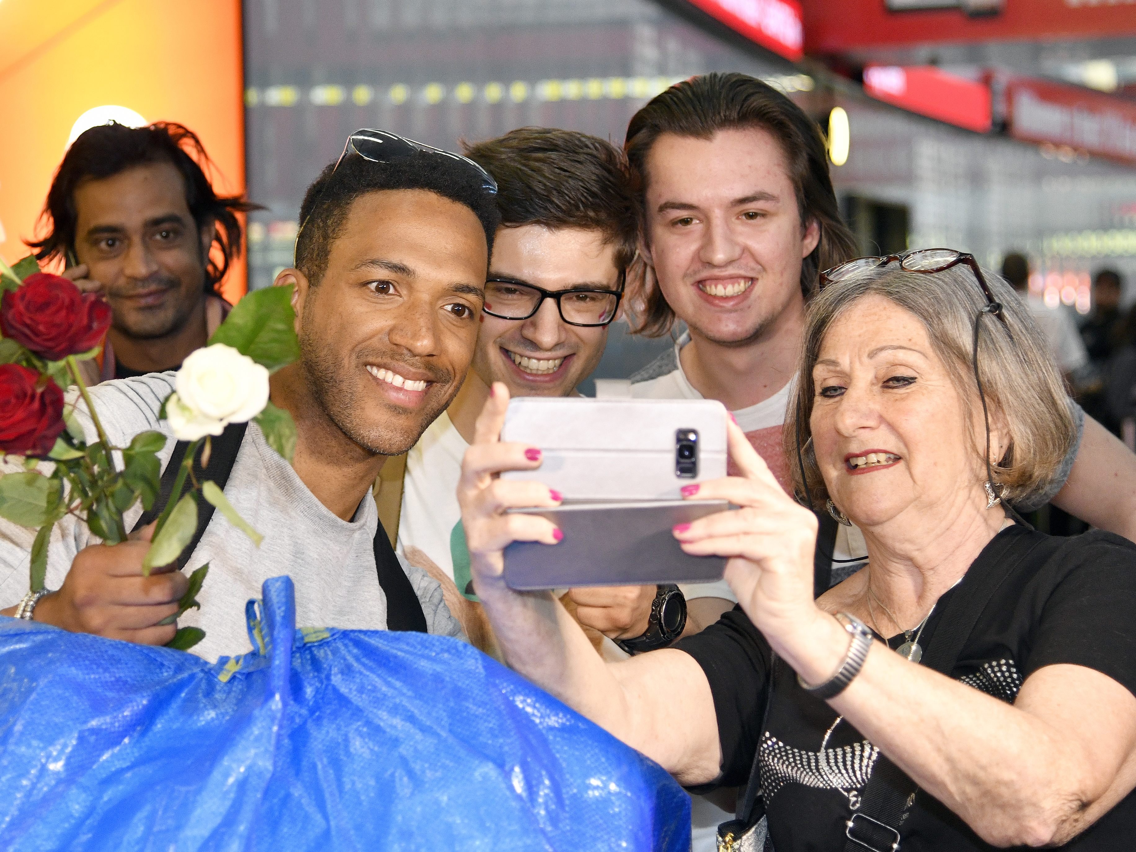 Auch die Fans kamen bei der Ankunft von Sampson in Wien nicht zu kurz. Auch die Fans kamen bei der Ankunft von Sampson in Wien nicht zu kurz.