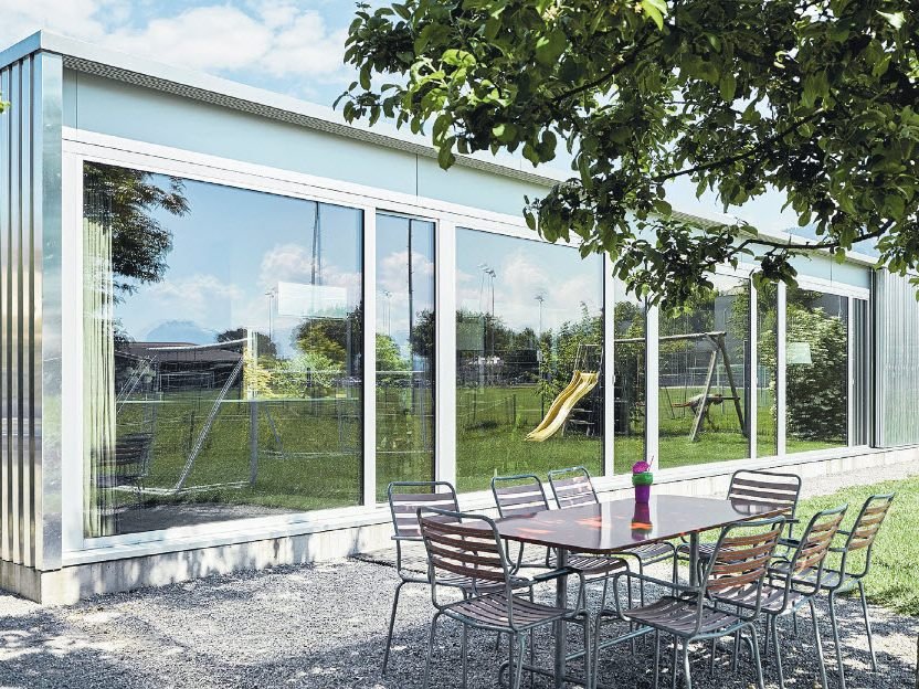 Ein Haus, dessen karges Äußeres im Inneren Überraschendes verbirgt.