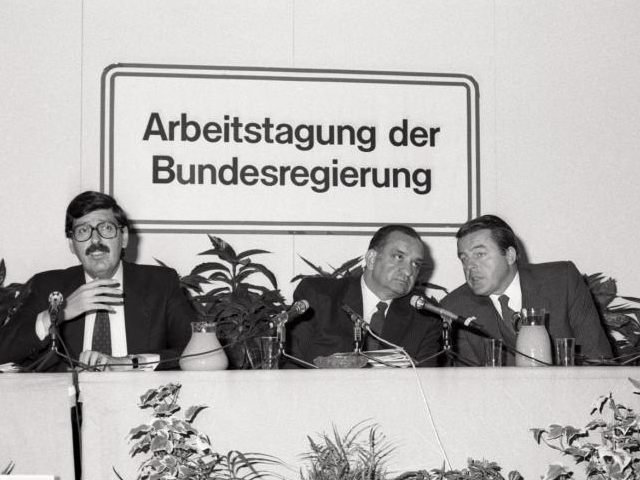 Die SPÖ geht 1983 eine Koaliton mit der FPÖ ein Die SPÖ geht 1983 eine Koaliton mit der FPÖ ein
