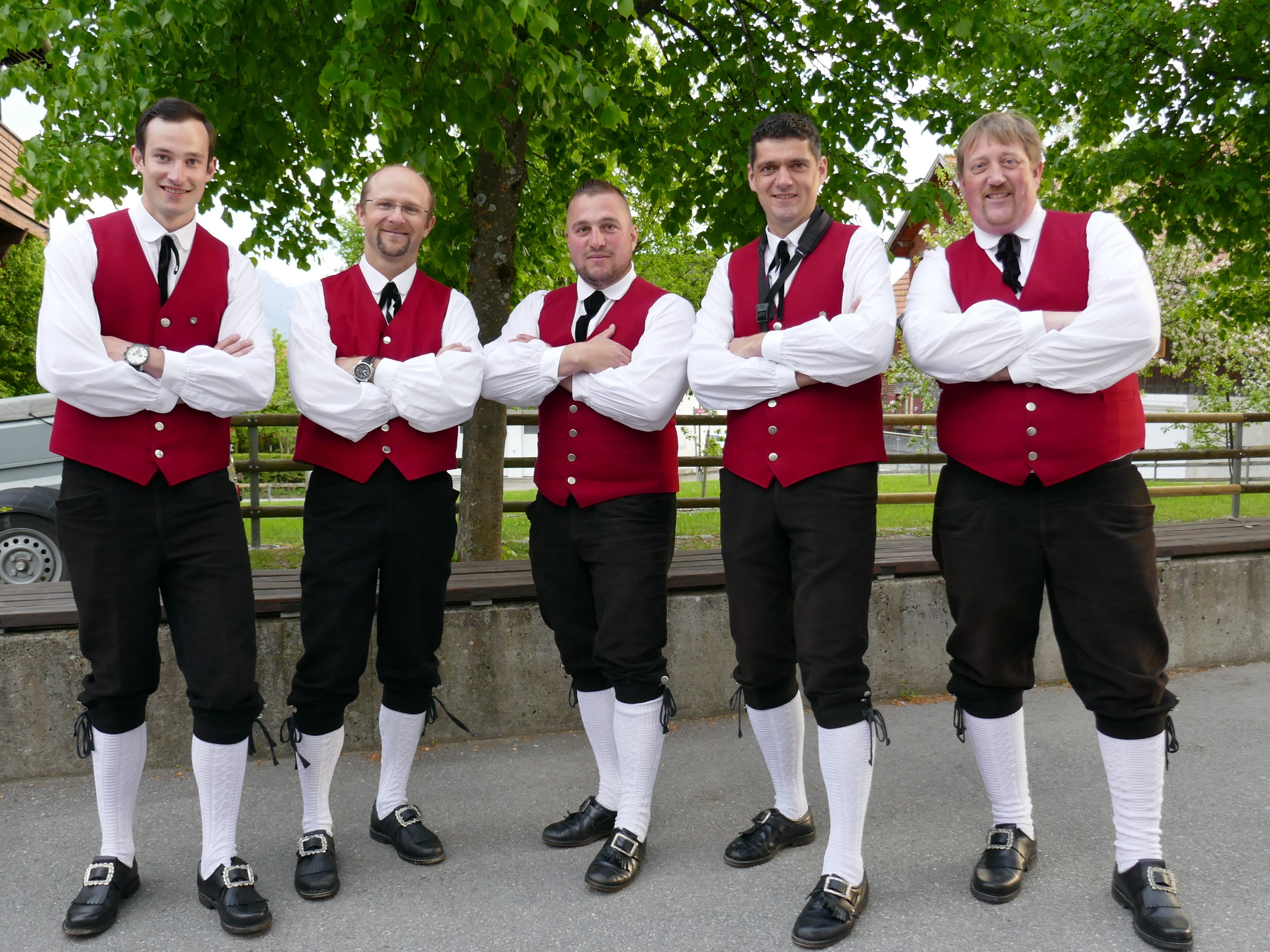 Simon, Wolfgang, Arno, Günter und Jack bereiten sich mental auf ihr Konzert vor. Simon, Wolfgang, Arno, Günter und Jack bereiten sich mental auf ihr Konzert vor.