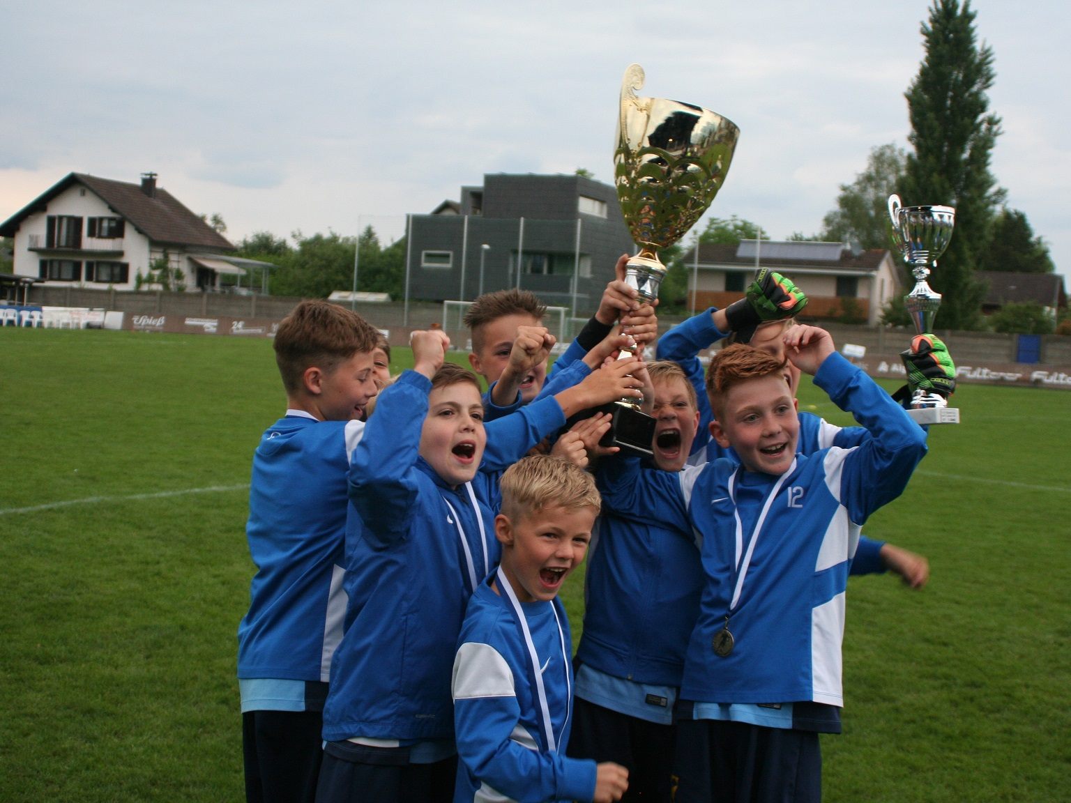 Die Mannschaft des FC Hard freut sich über den U11-Siegerpokal. Die Mannschaft des FC Hard freut sich über den U11-Siegerpokal.