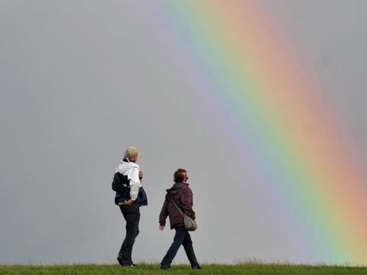 Der eine oder andere Regenbogen wird sich am Wochenende zeigen.