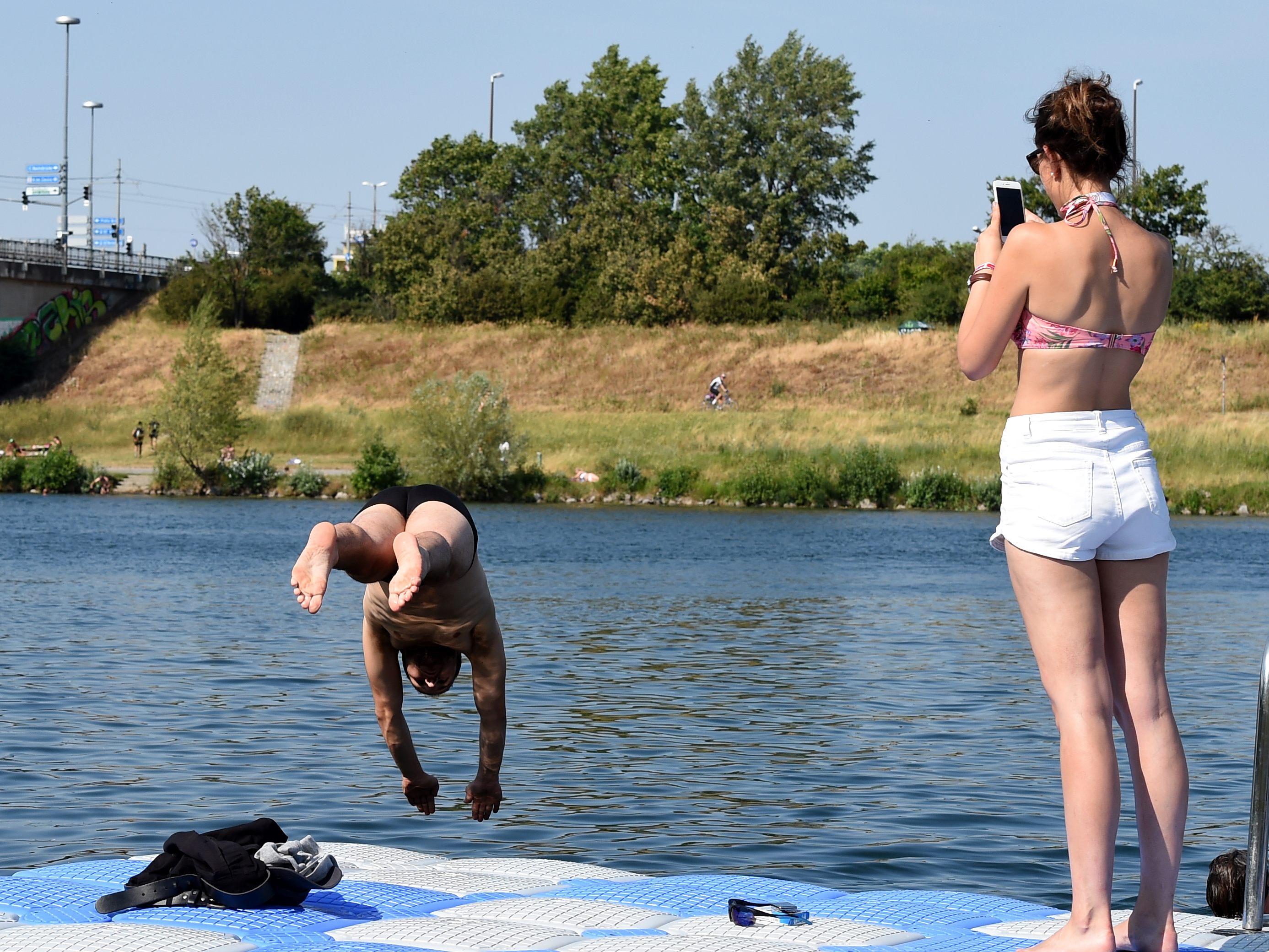 Das Wetter bleibt weiter sommerlich.