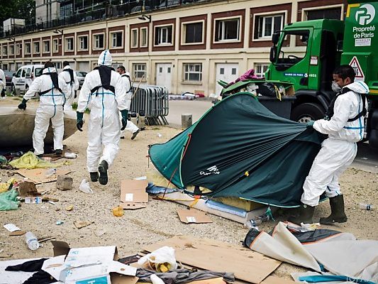 Die Migranten lebten in dem Lager in Zelten