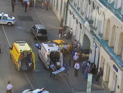 Taxi fuhr in Moskau in Menschenmenge