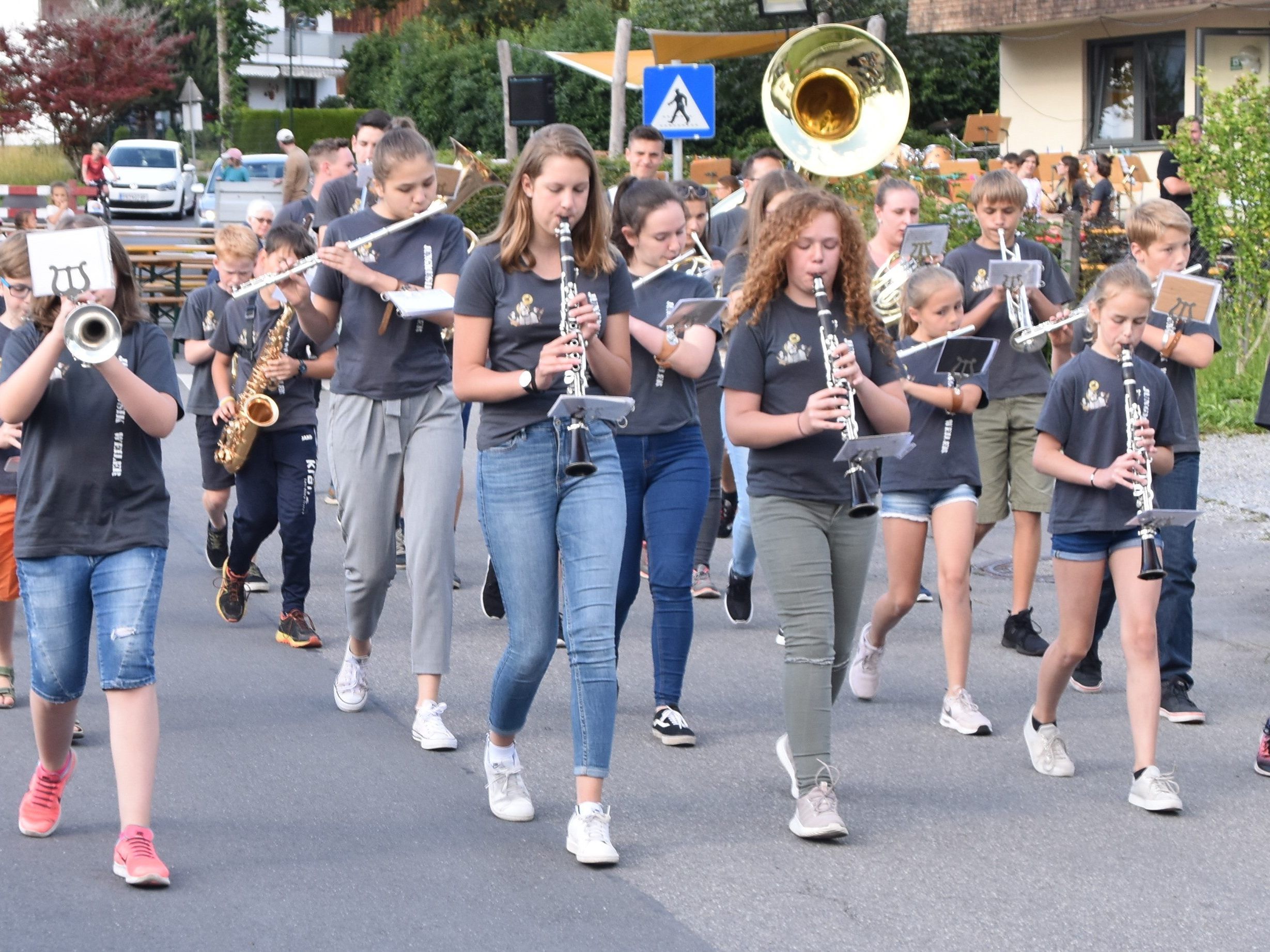Jungmusik marschierte durchs Dorf und eröffnete den Dämmerschoppen Jungmusik marschierte durchs Dorf und eröffnete den Dämmerschoppen
