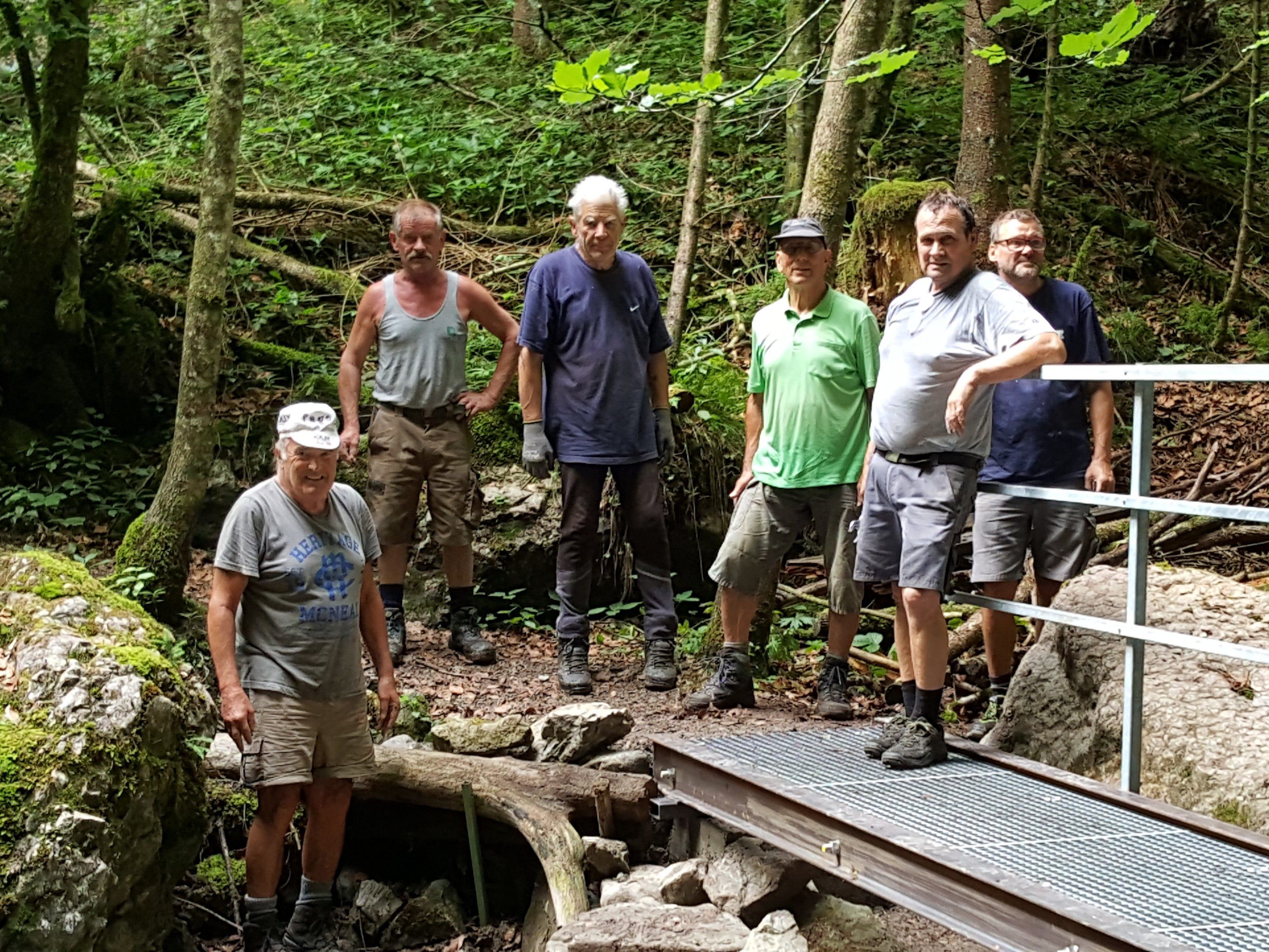 Mit Unterstützung von Ehrenamtlichen und Bauhofmitarbeitern wurde die neue Stahlbrücke in kurzer Zeit aufgebaut. Mit Unterstützung von Ehrenamtlichen und Bauhofmitarbeitern wurde die neue Stahlbrücke in kurzer Zeit aufgebaut.