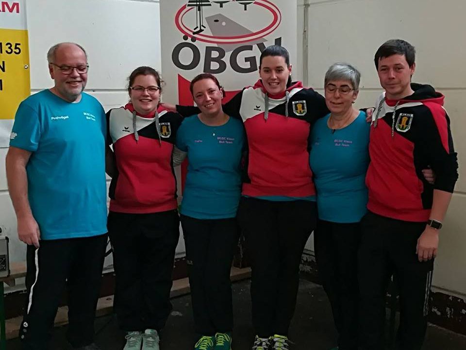 Damenteam mit Betreuer