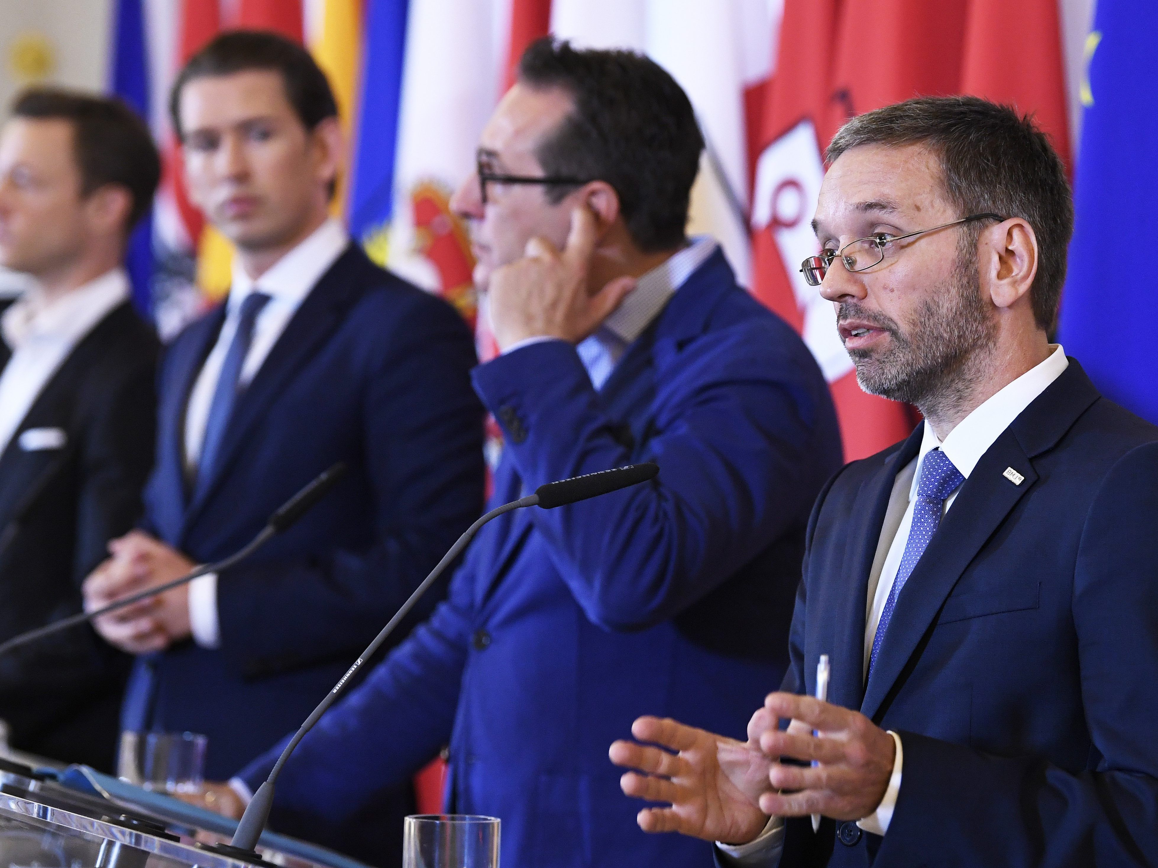 Die Regierung verkündete heute in einer Pressekonferenz die Schließung von sieben Moscheen. Die Regierung verkündete heute in einer Pressekonferenz die Schließung von sieben Moscheen.