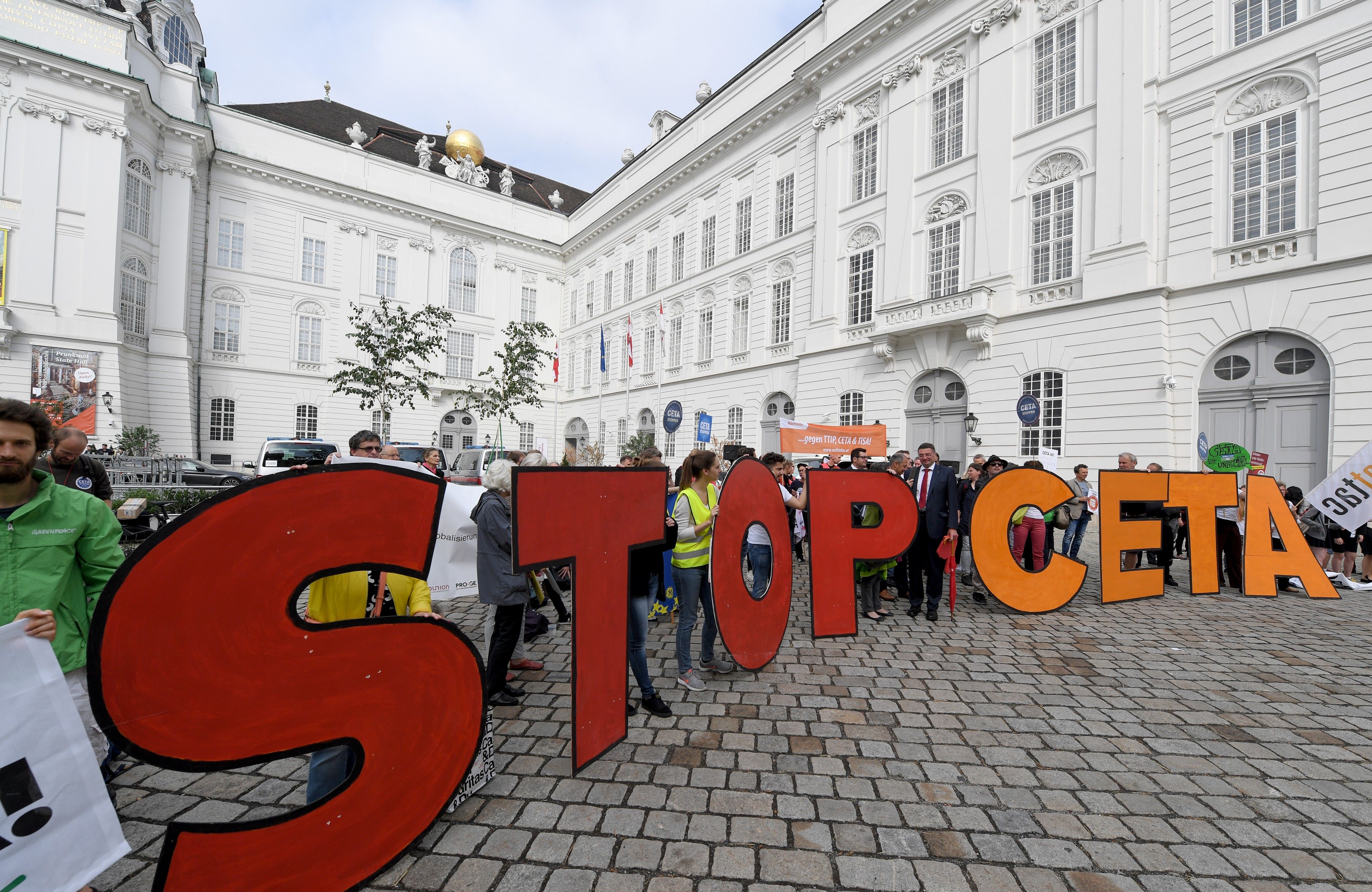  Eine Kundgebung am Josefsplatz vor Beginn einer Sitzung des Nationalrates am Mittwoch.