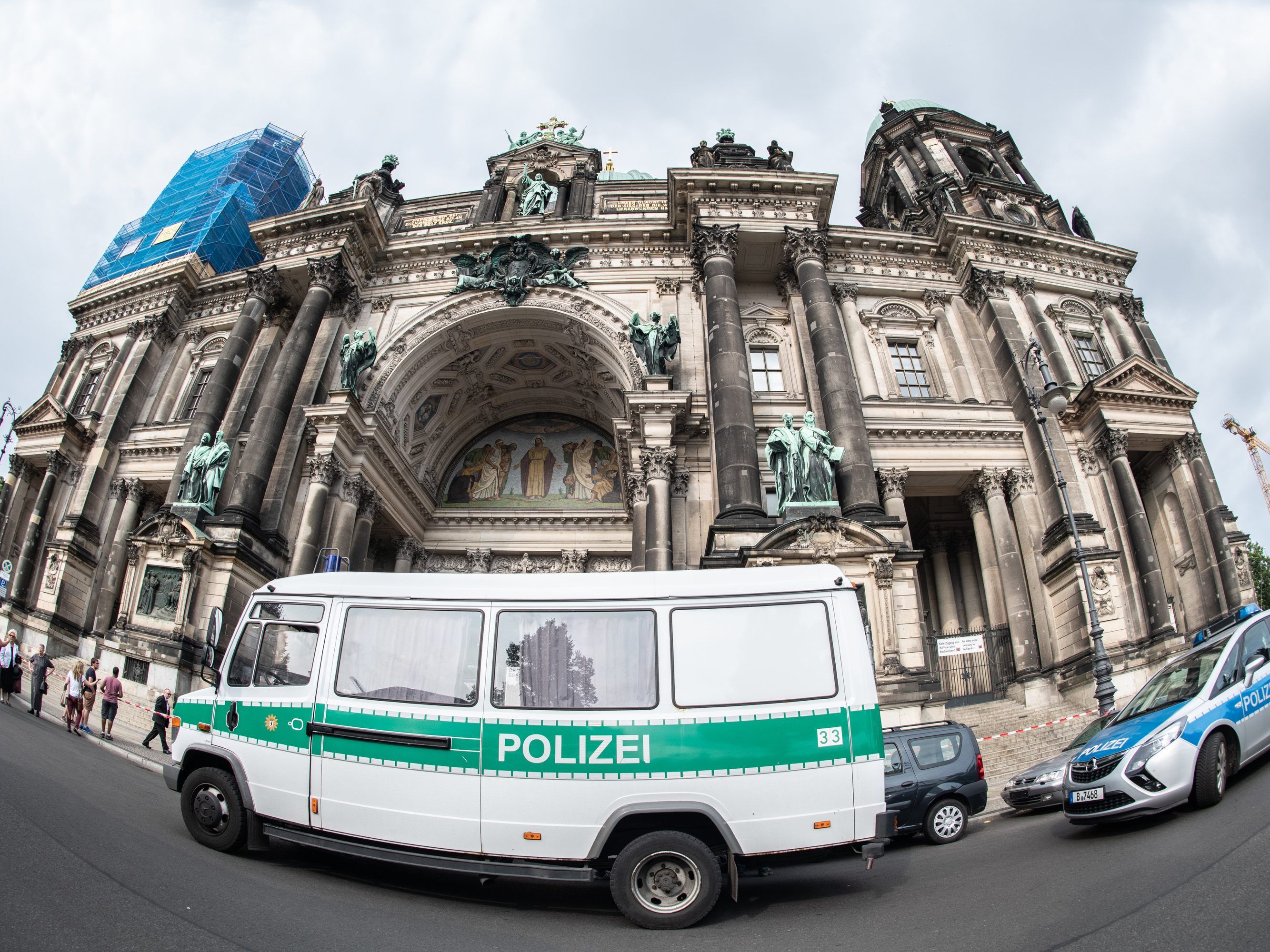 Ein Wiener wurde von der Polizei niedergestreckt, als er im Berliner Dom randalierte.