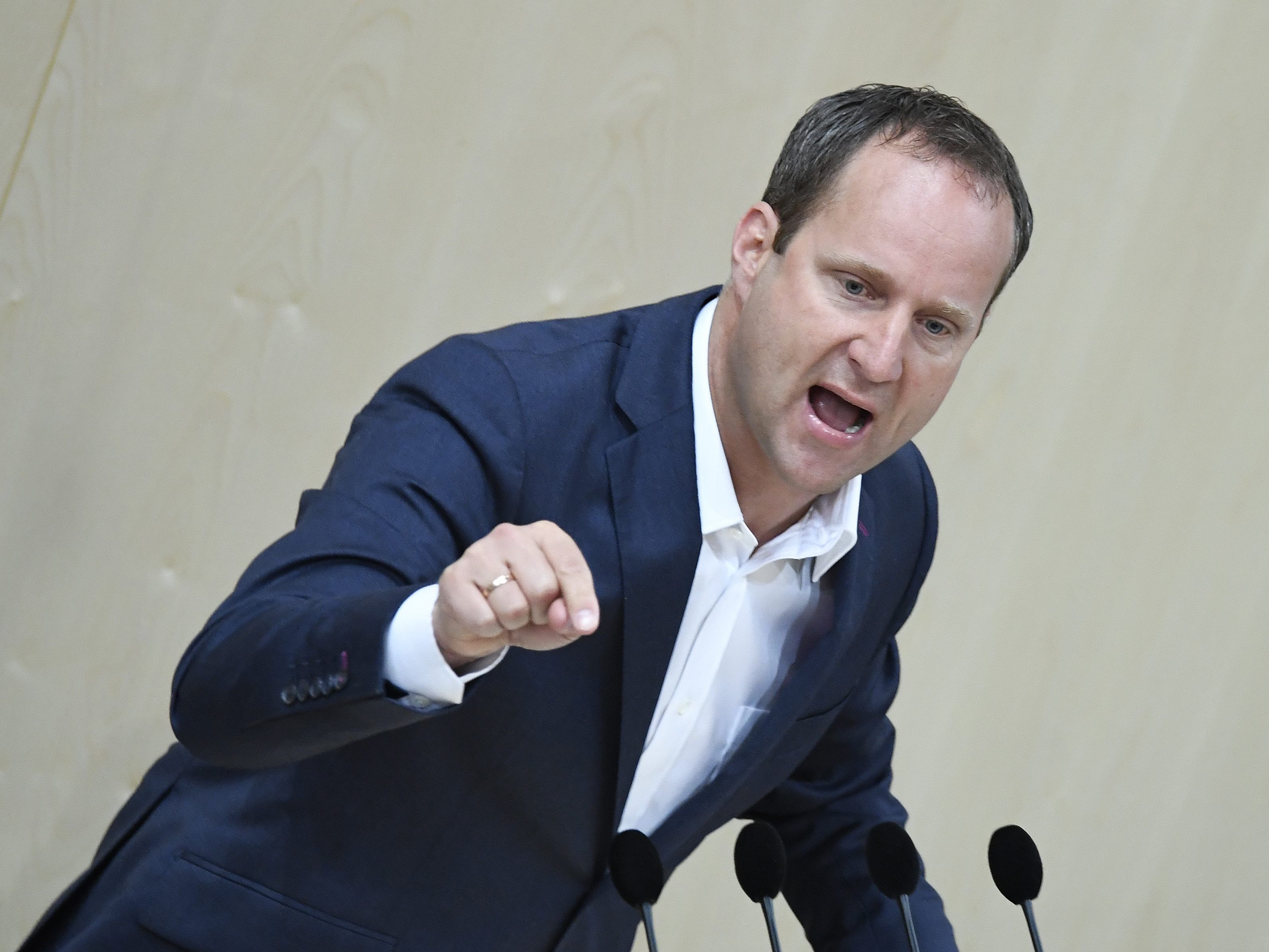 Matthias Strolz warnt davor, sich von der INszenierung durch Bundeskanzler Sebastian Kurz blenden zu lassen.