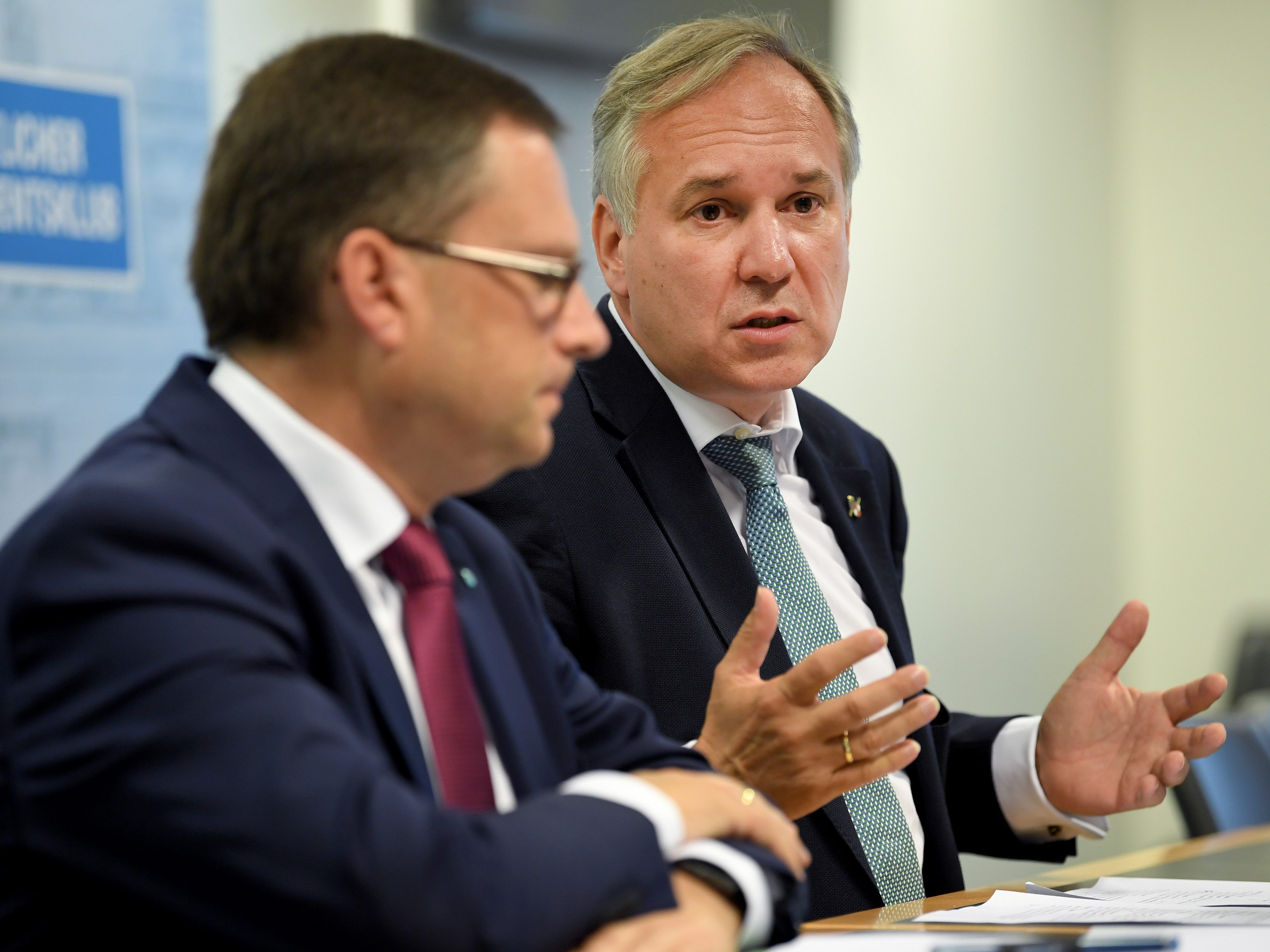 Die Klubobmänner der Regierungsfraktionen stellten die "Präzisierung" des Arbeitszeitflexibilisierungsgesetzes vor.