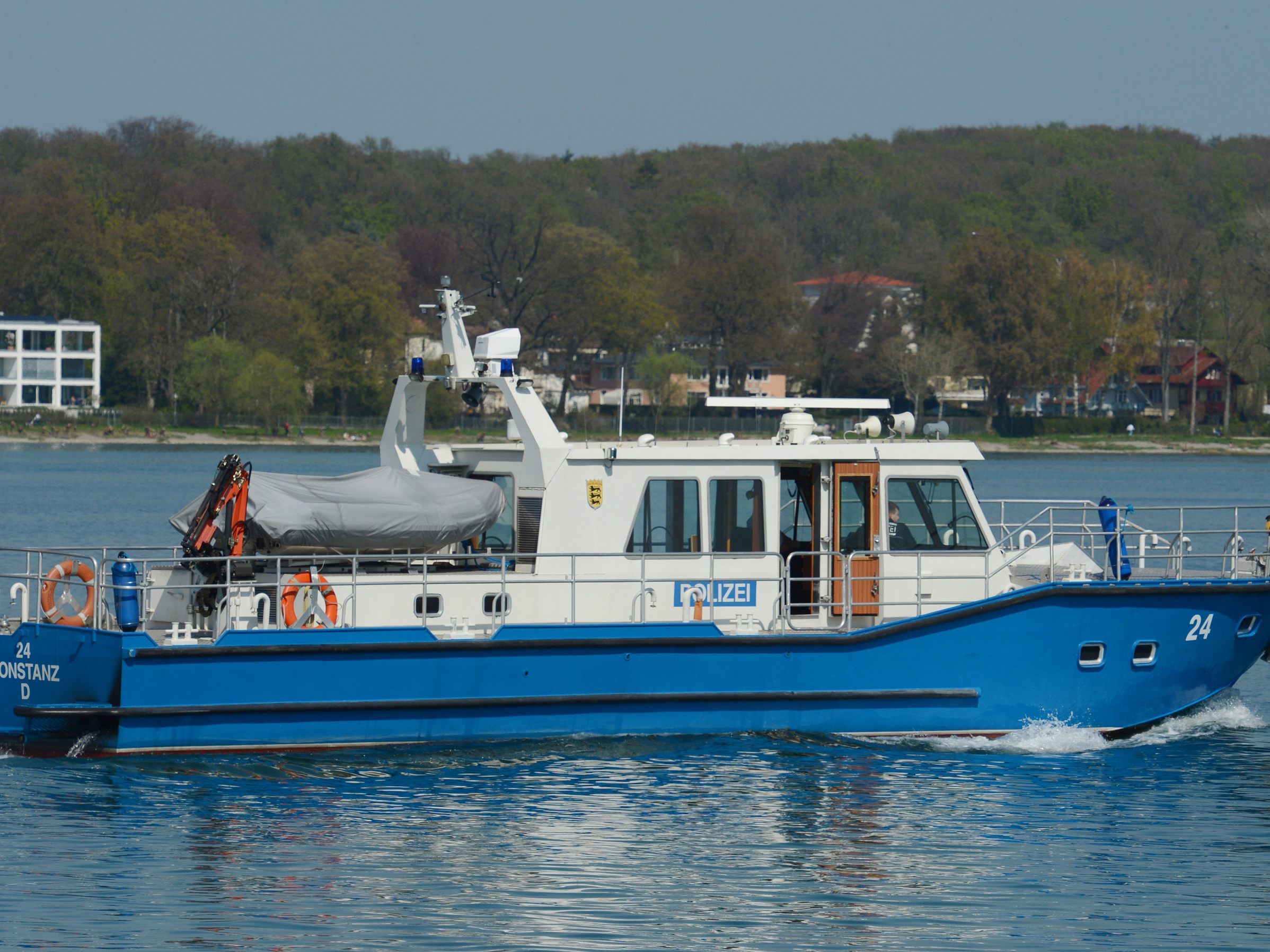 Die Wasserschutzpolizei wurde gerufen, nachdem Personen Schüsse auf dem See gehört hatten.