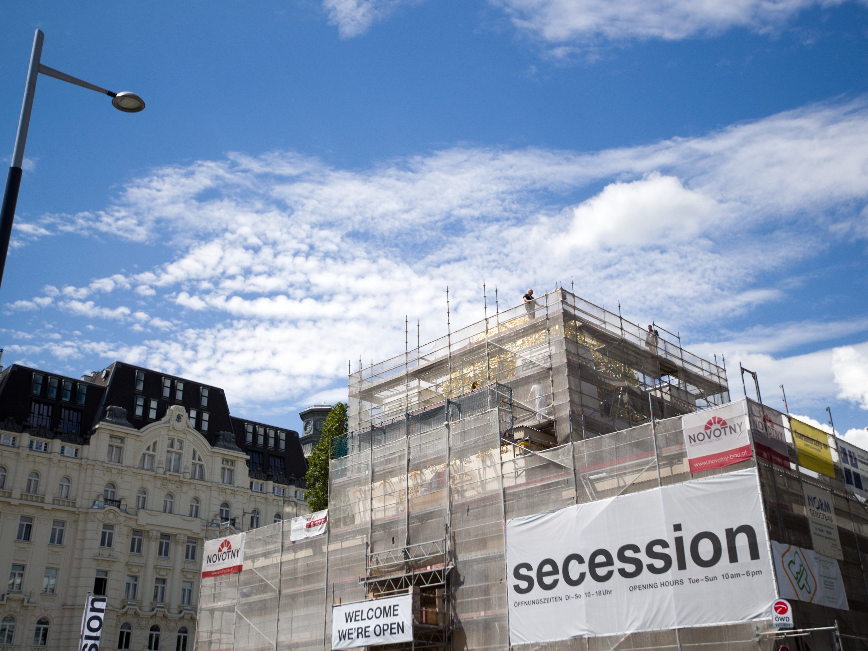 Das Gerüst an der Vorderseite und an den beiden Seitenteilen wird abgenommen.