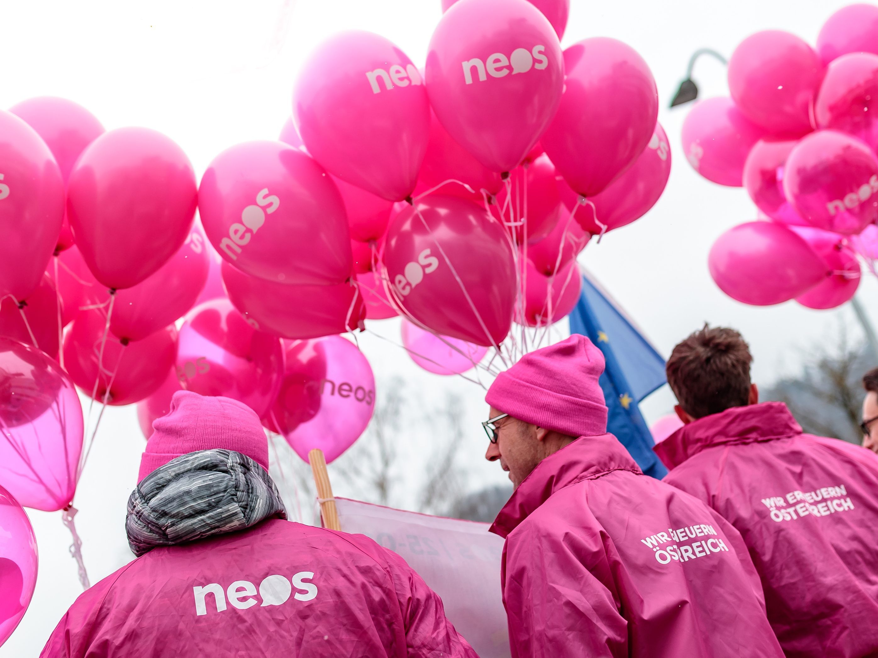 Neos fordern Medienbildung um die Medienkompetenz bereits in der Volksschule zu erlernen.