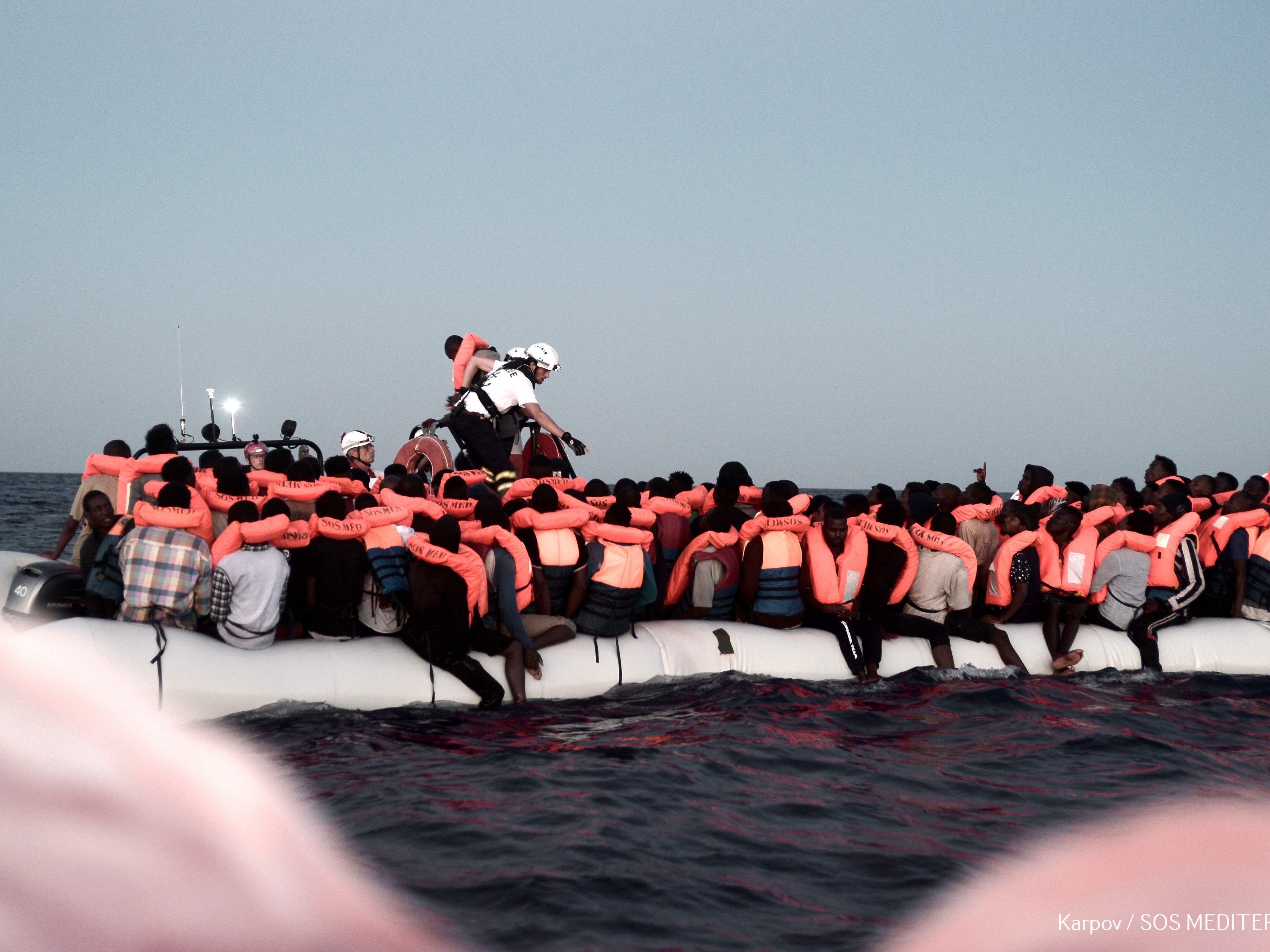 2003 sinkt ein Flüchtlingsschiff mit über 250 Menschen an Bord. 2003 sinkt ein Flüchtlingsschiff mit über 250 Menschen an Bord.