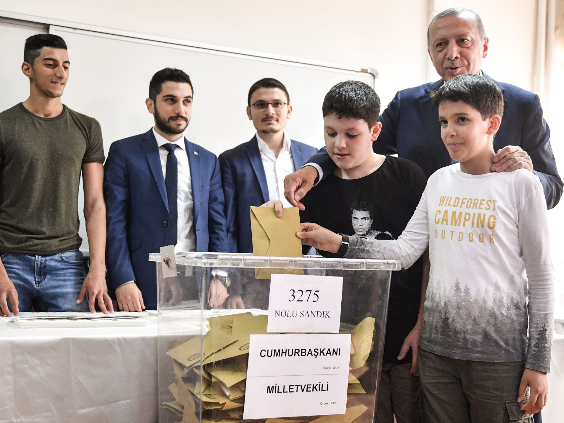 Beobachter melden erste Unregelmäßigkeiten.
