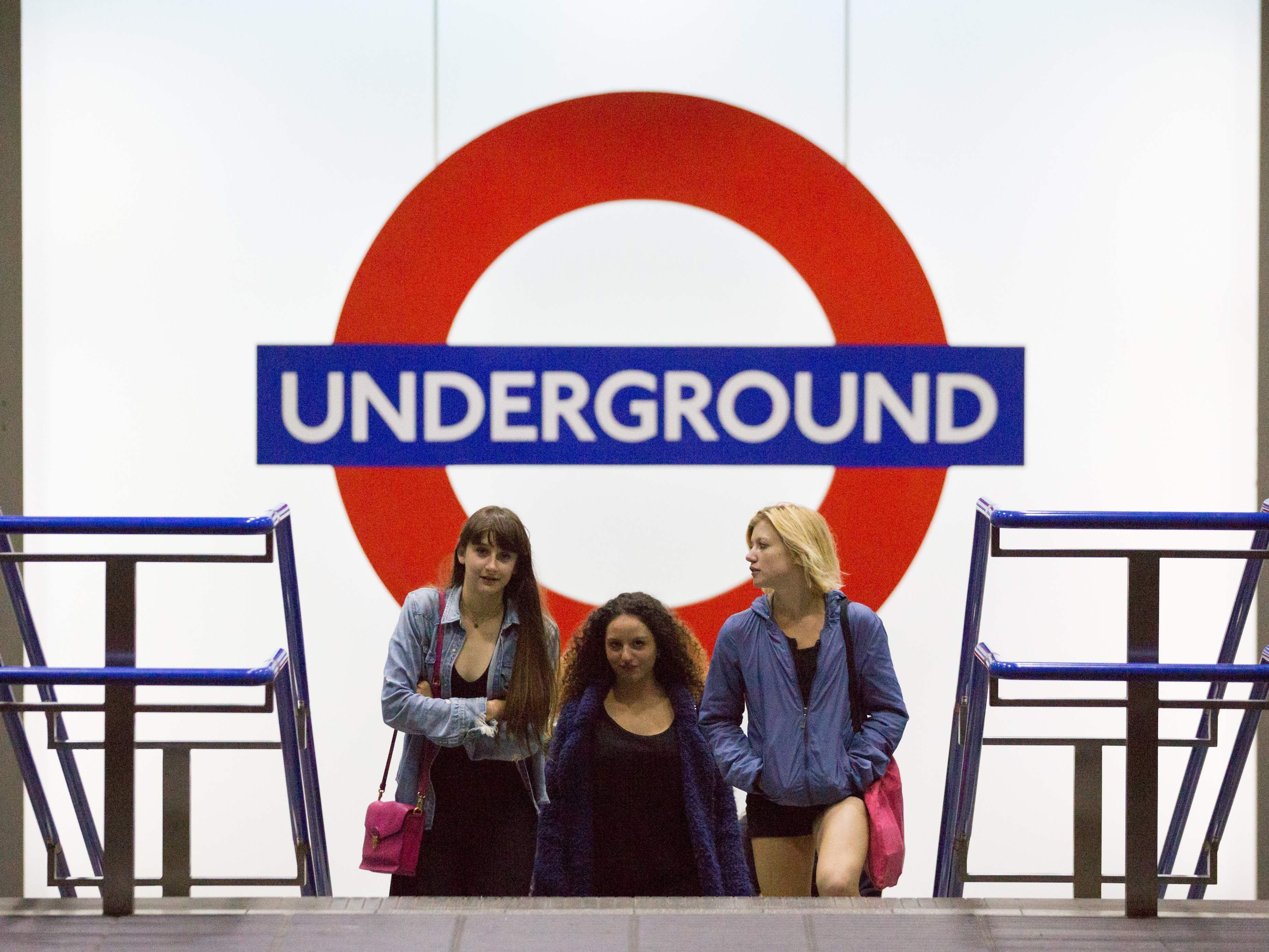 Zugang zu einer Station der Londoner U-Bahn. Zugang zu einer Station der Londoner U-Bahn.