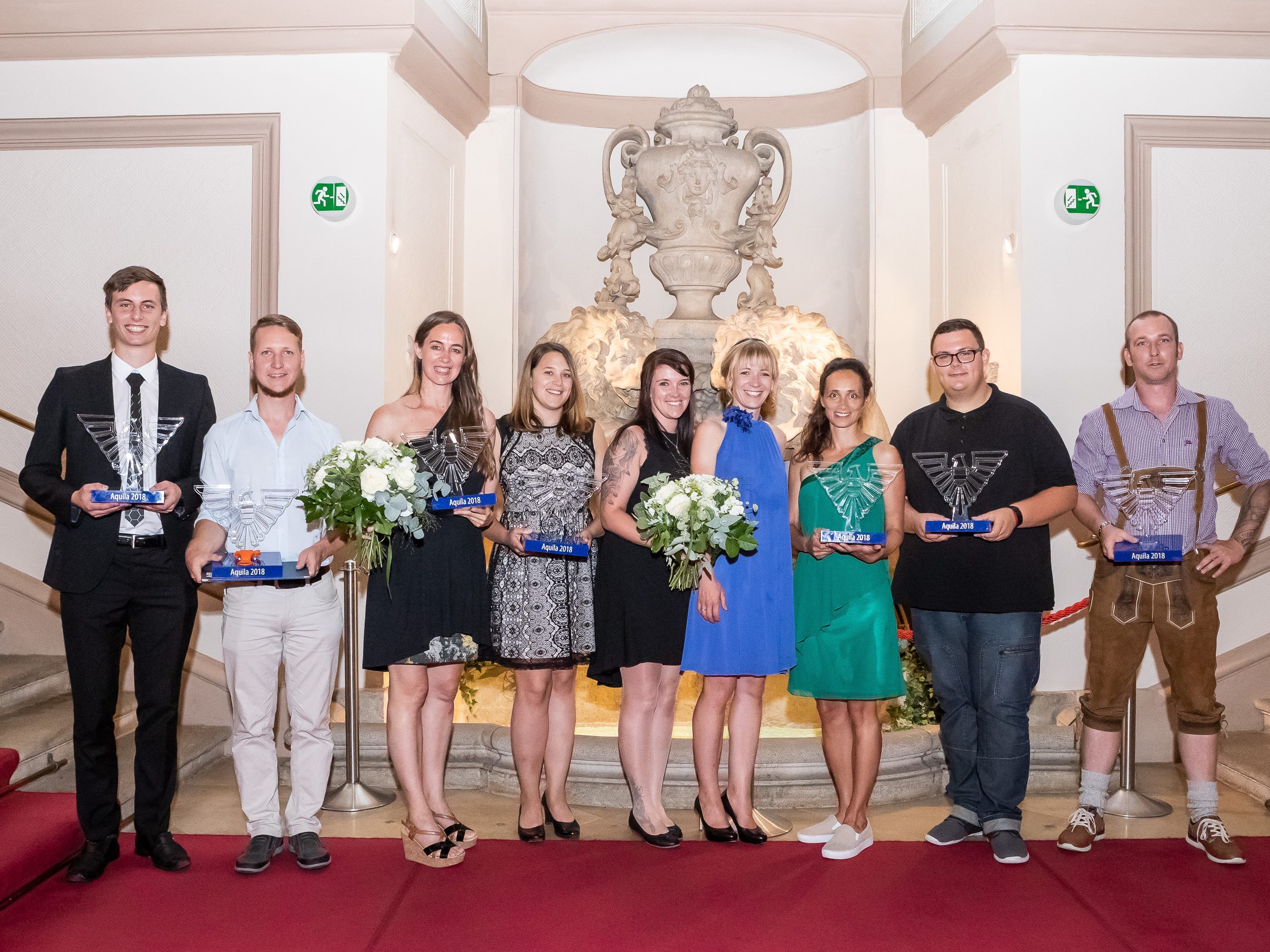 Die Gewinner des Österrechischen Verkehrssicherheitspreises Aquila 2018 (v.l.n.r.): HTL Mödling, Senitec GmbH, Amt der Landeshauptstadt Bregenz, Angelika Kreiner (Austria Presse Agentur), Kindergarten Hohenegger (Lauterach), Verein Discobus Burgenland, Kevin Resch.