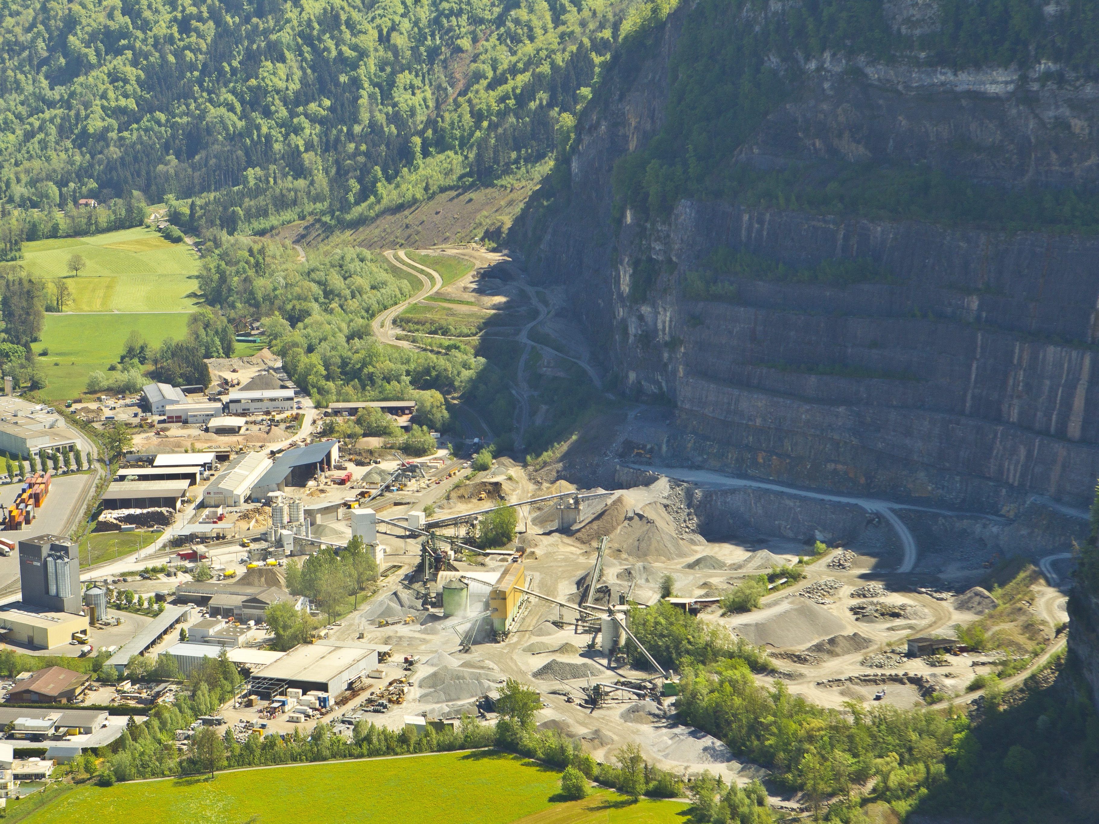 Seit 1970 ist der Steinbruch in Unterklien im Besitz der Rhomberg Gruppe. Seit 1970 ist der Steinbruch in Unterklien im Besitz der Rhomberg Gruppe.
